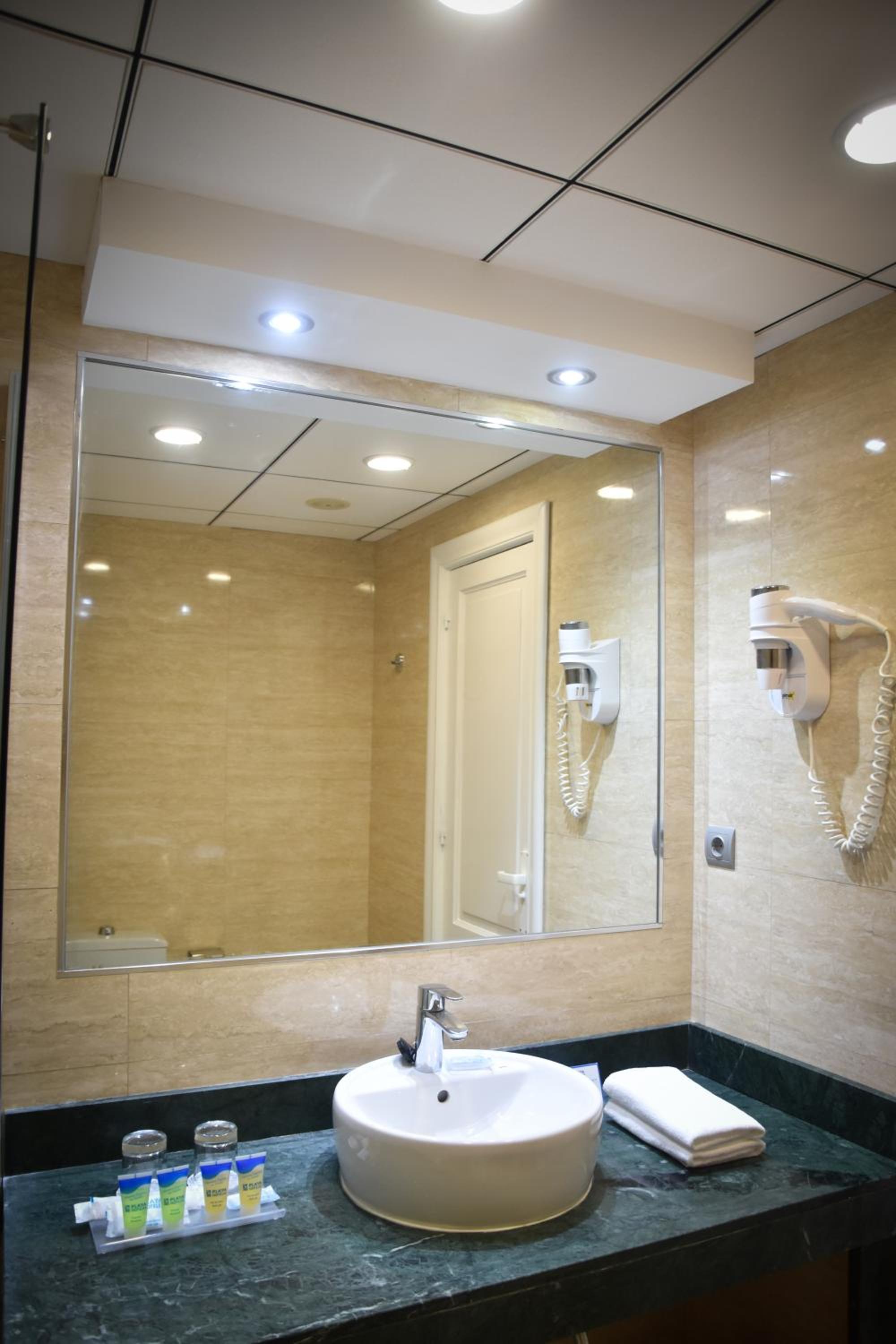 Double or Twin Room with Sea View - Photo 7
