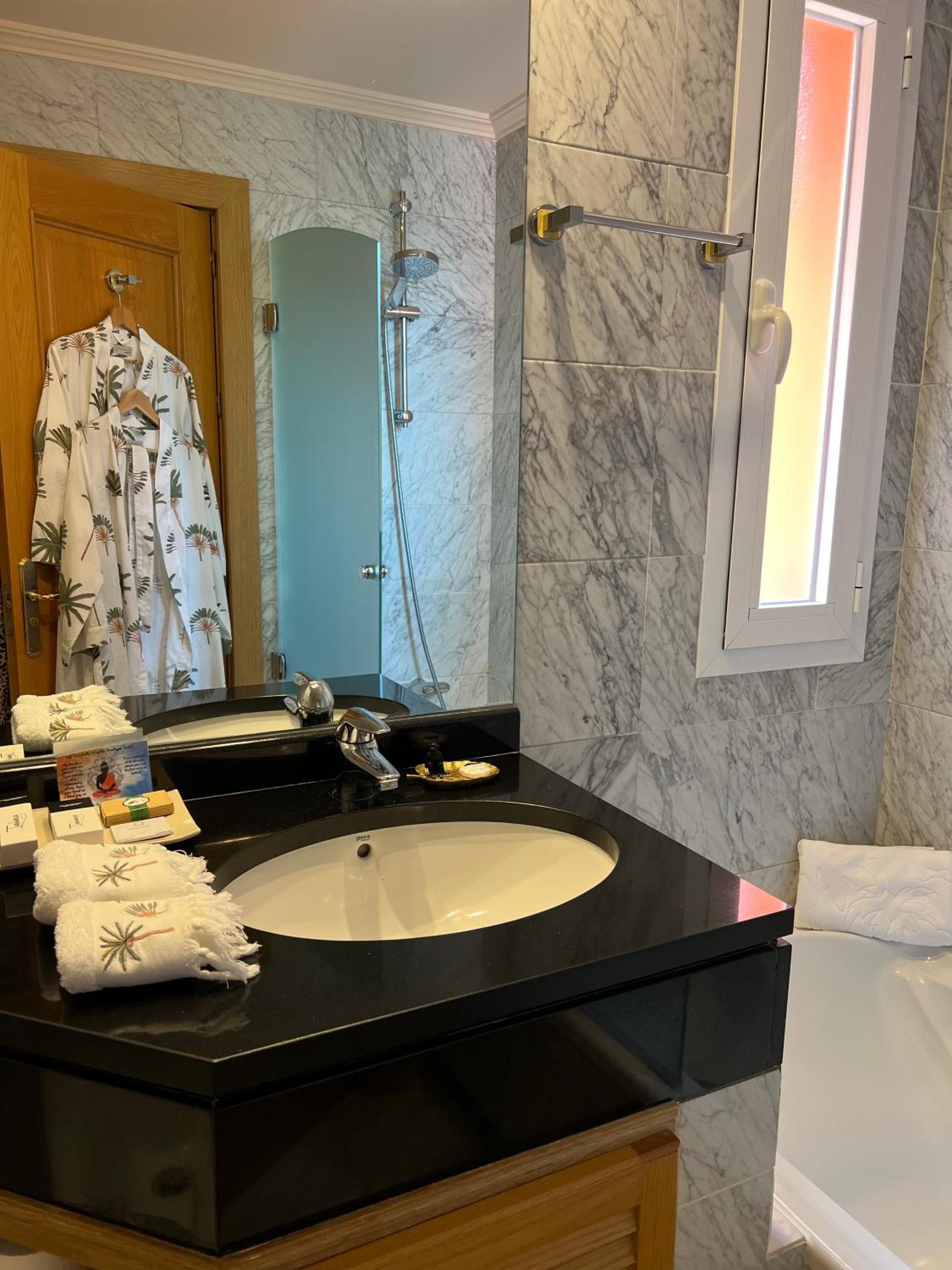Superior Double Room with Sea View - Photo 10