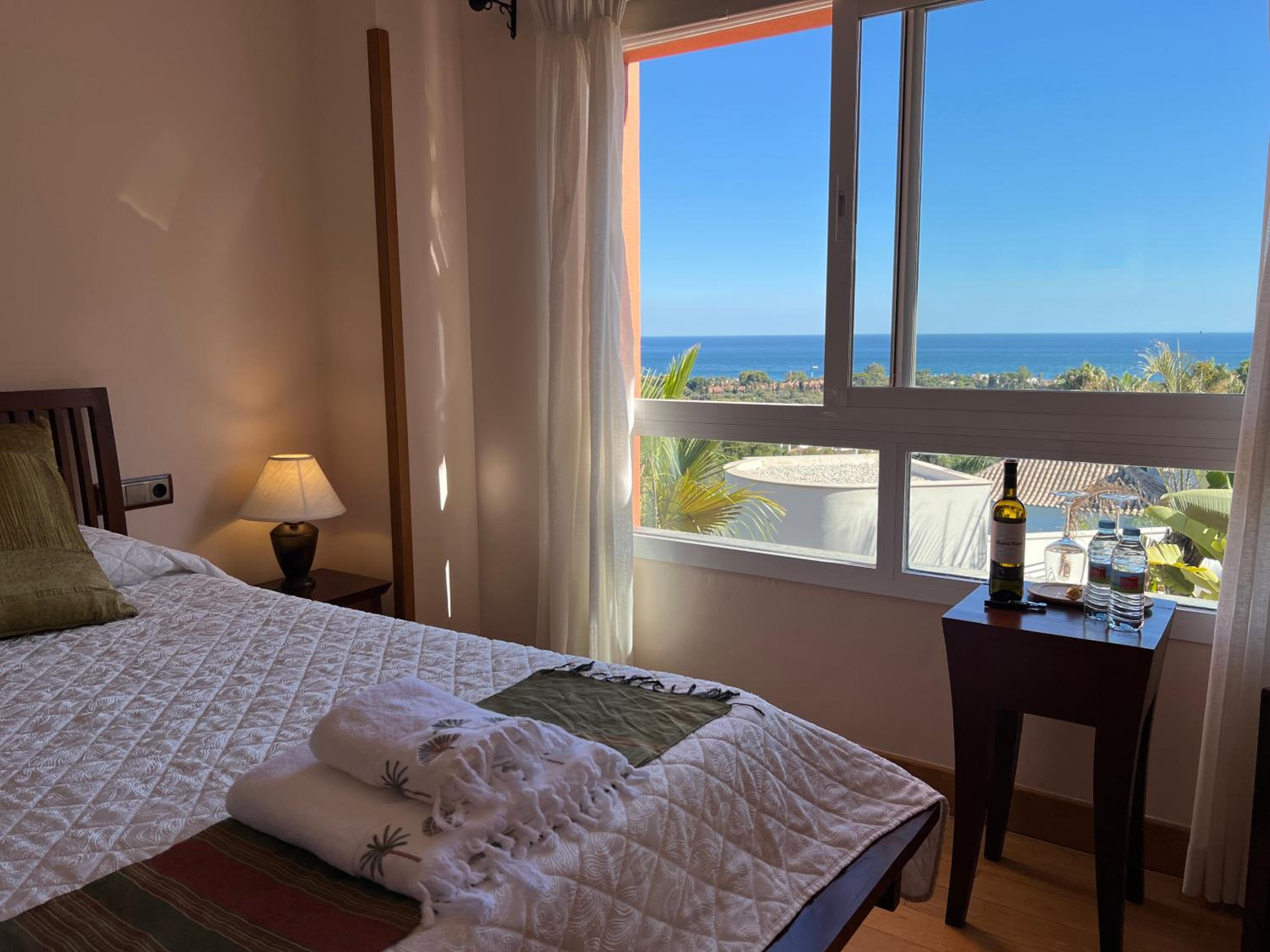 Superior Twin Room with Sea View - Photo 9