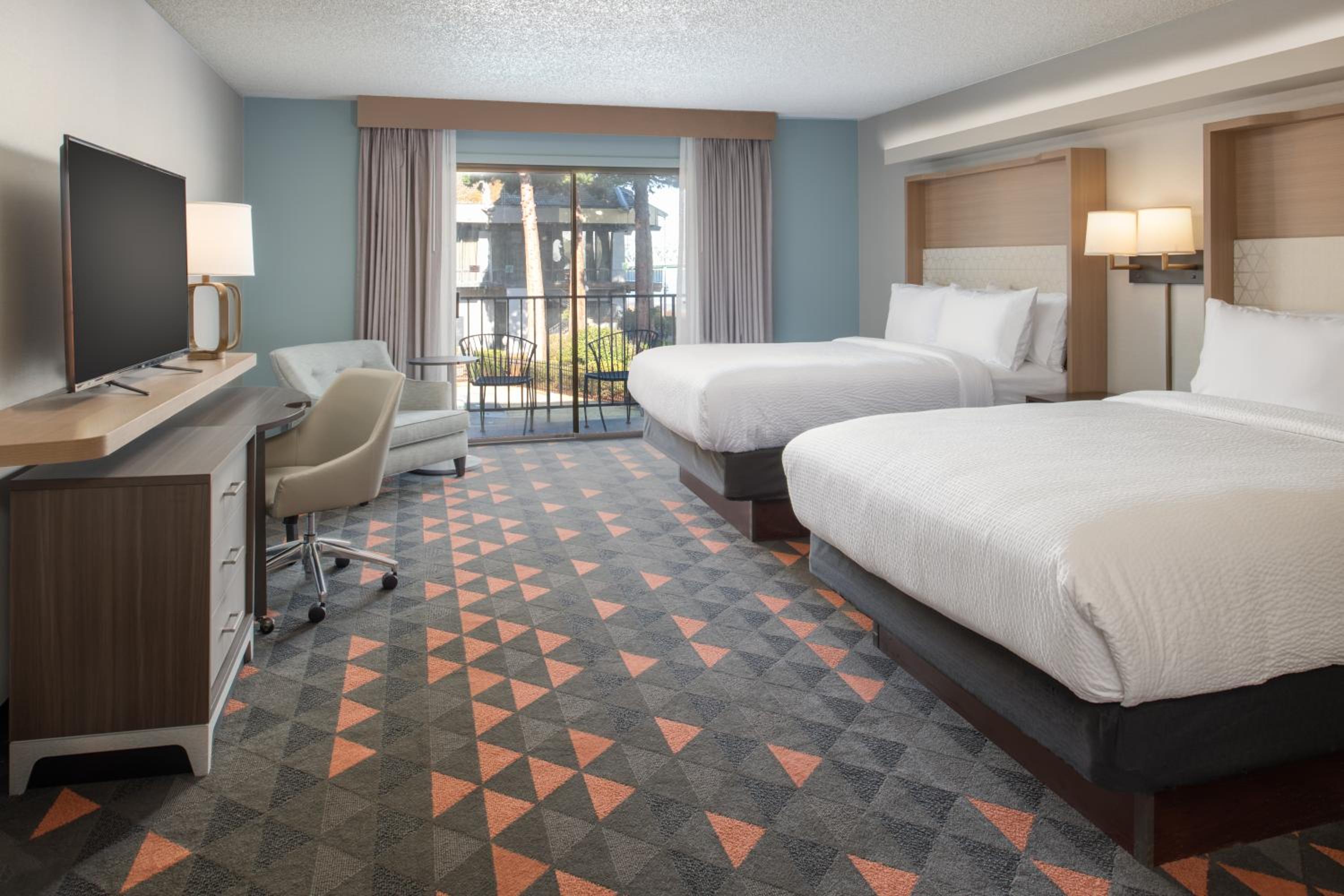 Premium Queen Room with Two Queen Beds and Courtyard View - Photo 4