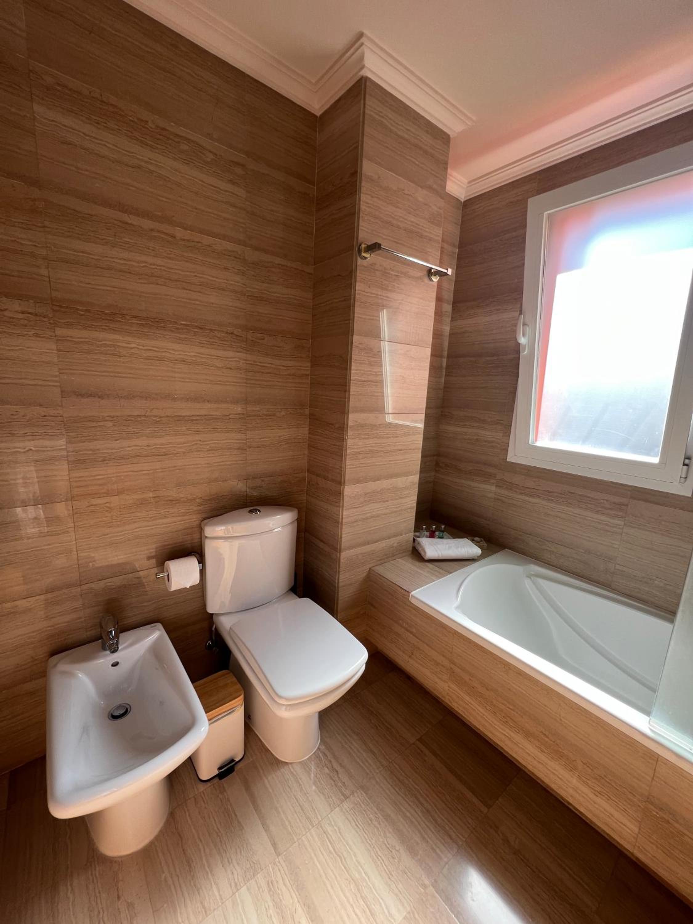 Superior Twin Room with Sea View - Photo 17