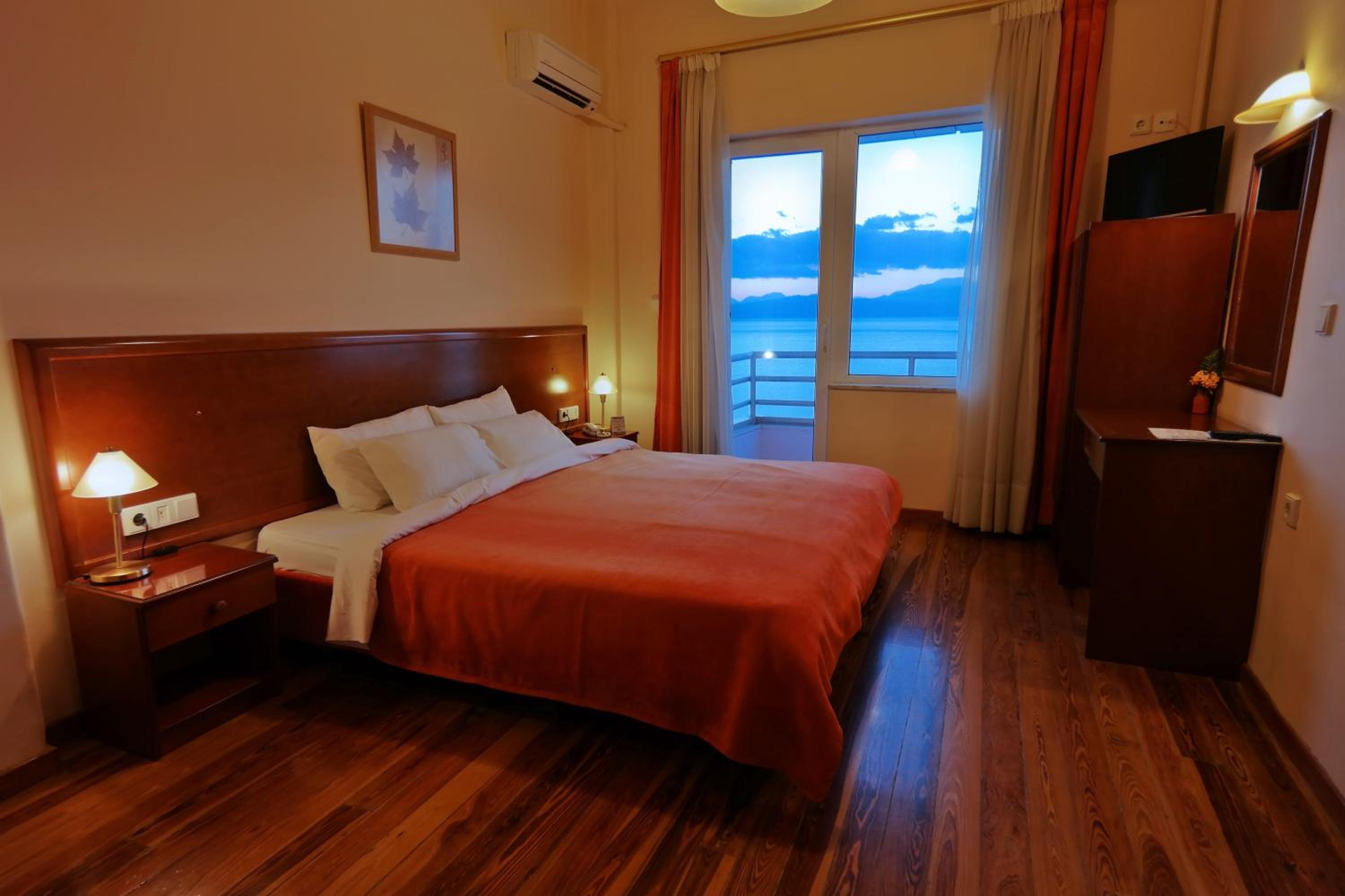 Double or Twin Room with Sea View - Photo 1