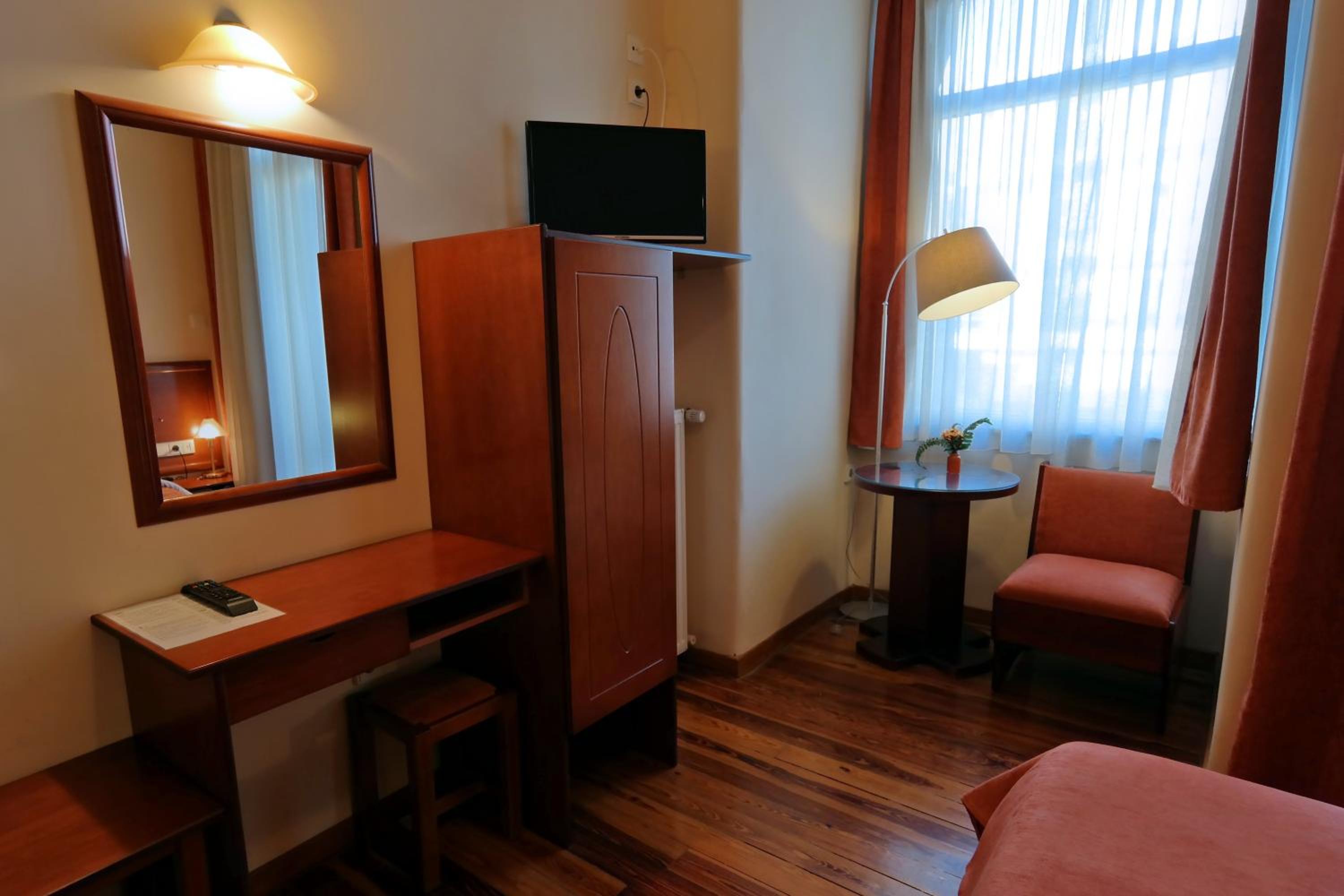 Double or Twin Room with City View - Photo 3