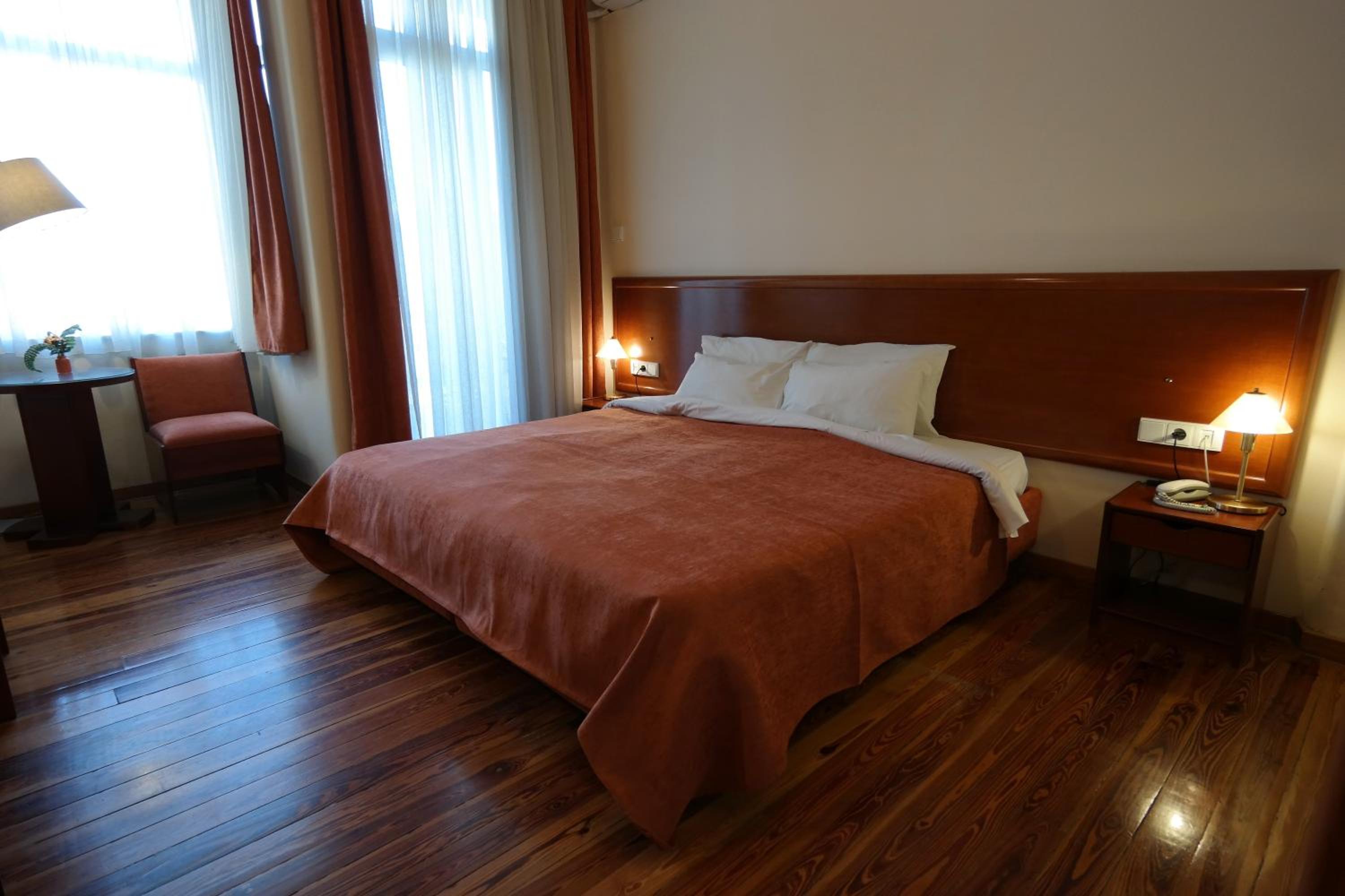 Double or Twin Room with City View - Photo 4