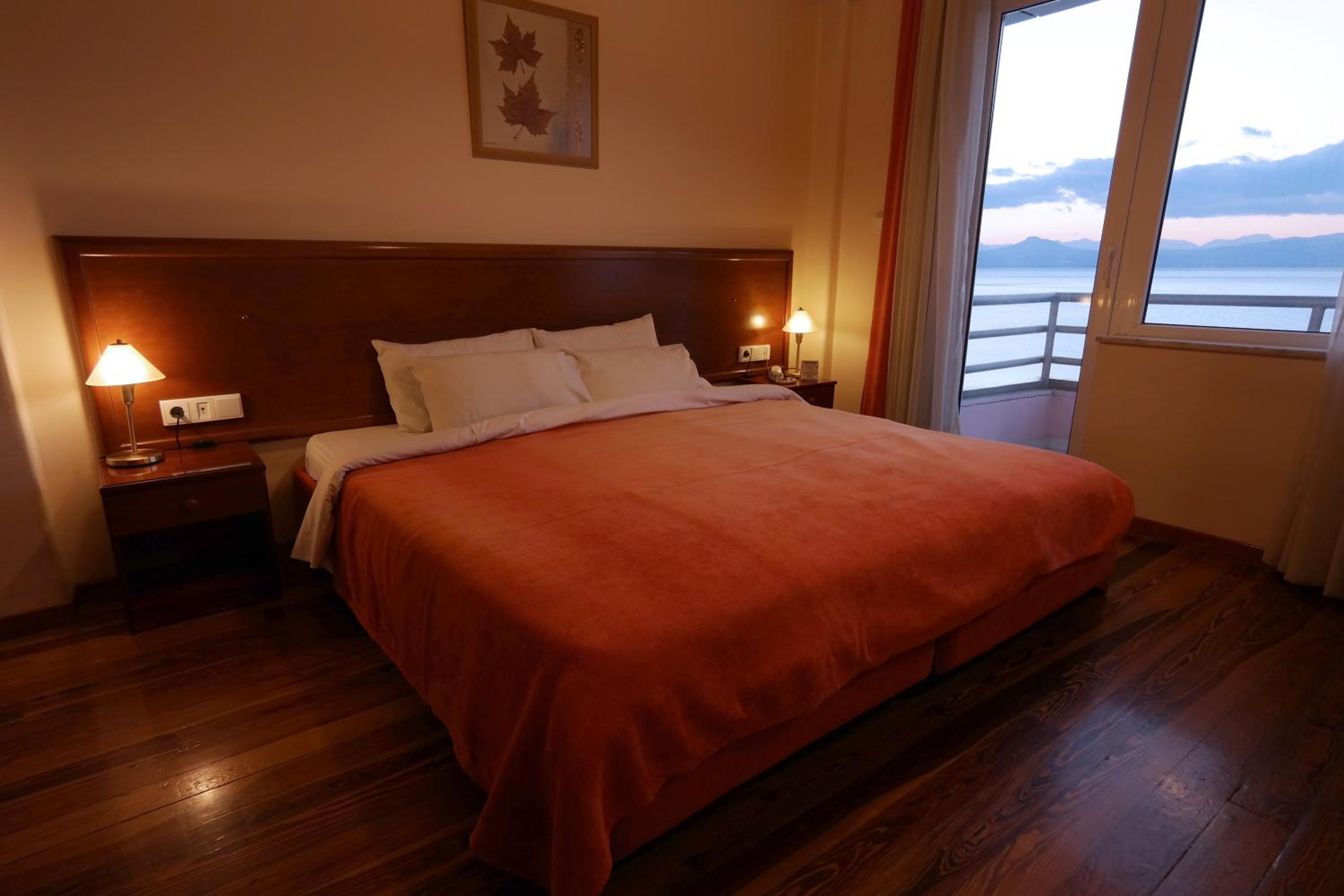 Double or Twin Room with Sea View - Photo 4