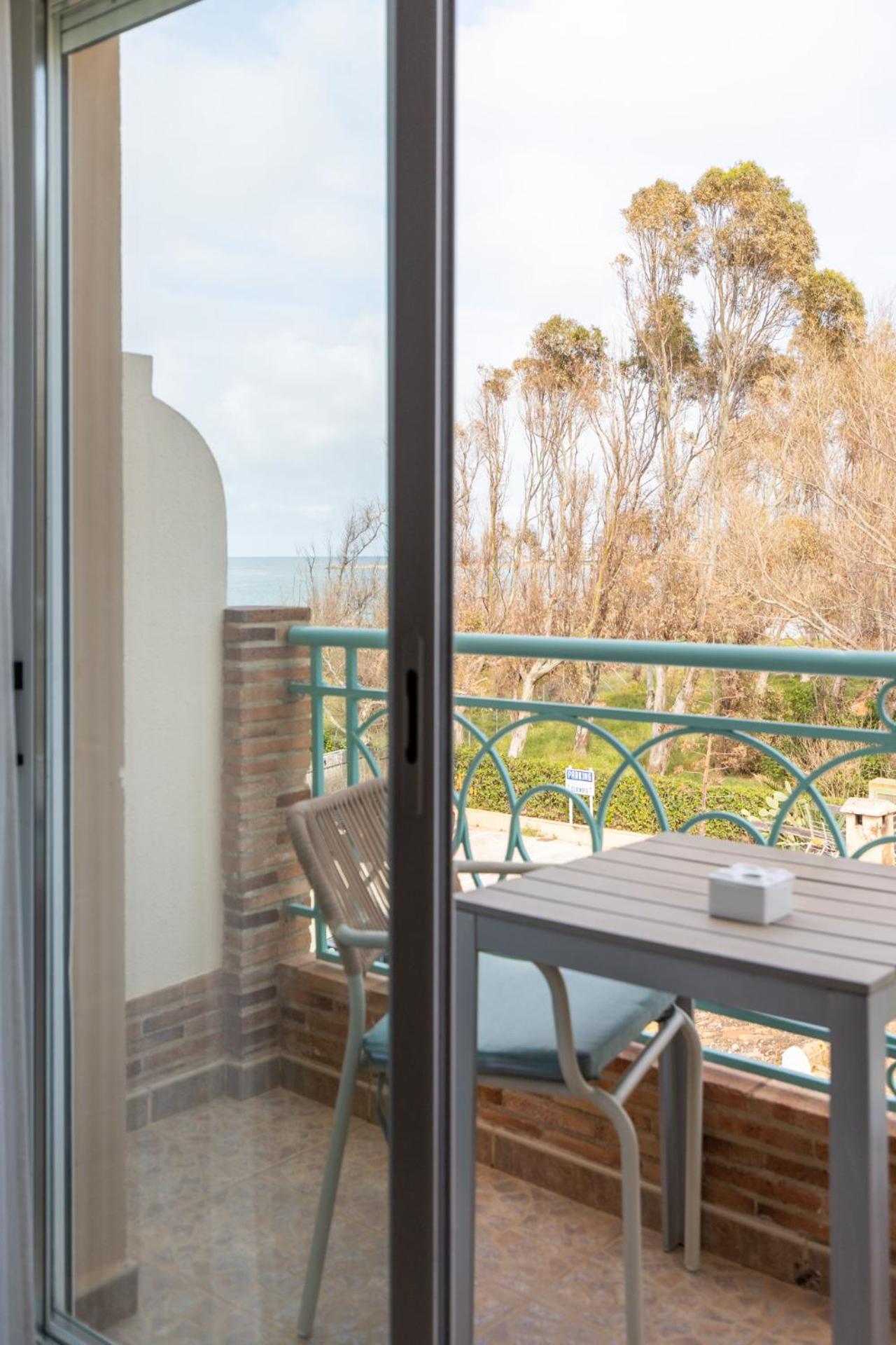 Double or Twin Room with Side Sea View - Photo 12