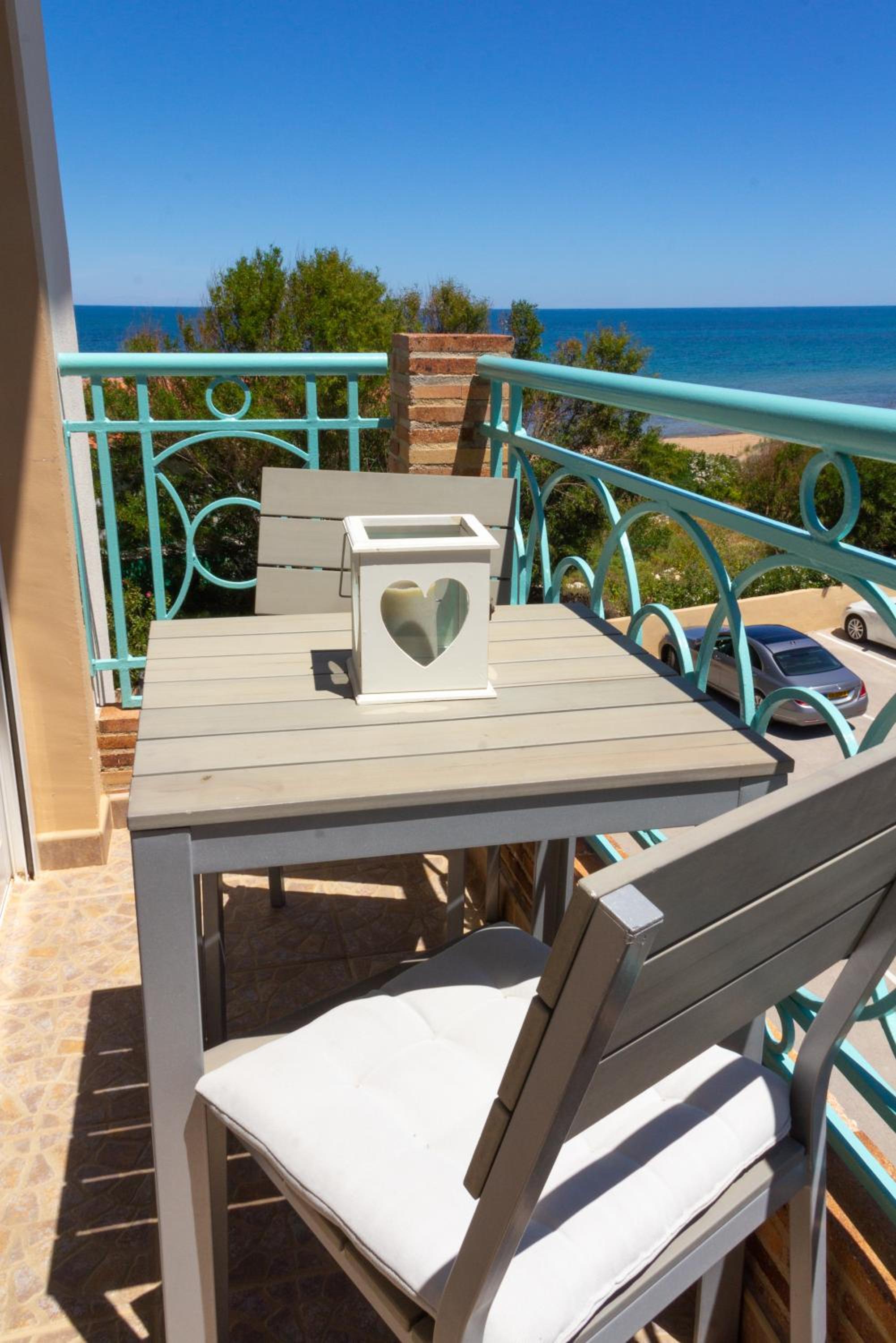 Double or Twin Room with Side Sea View - Photo 7
