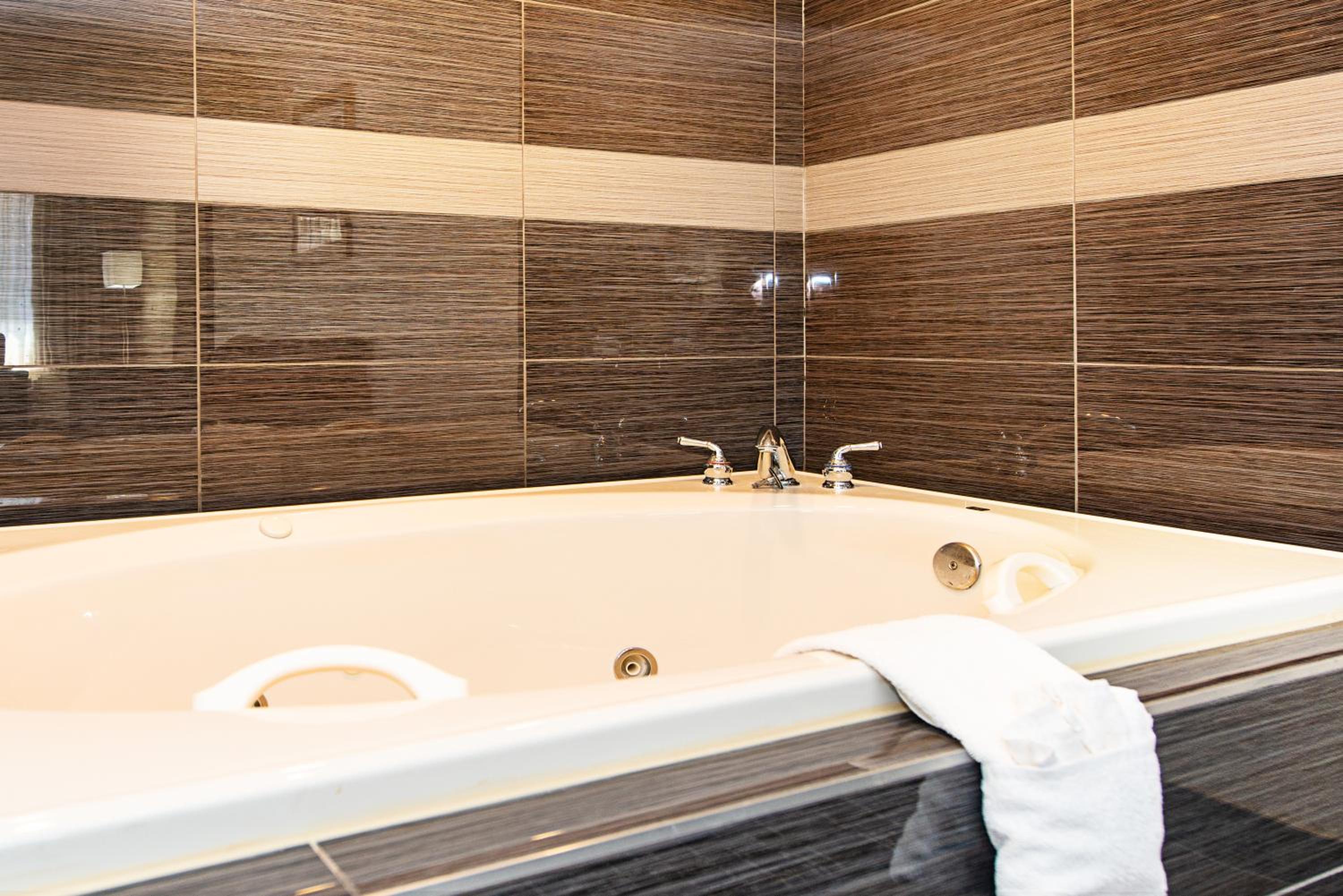 Suite with Spa Bath - Photo 6
