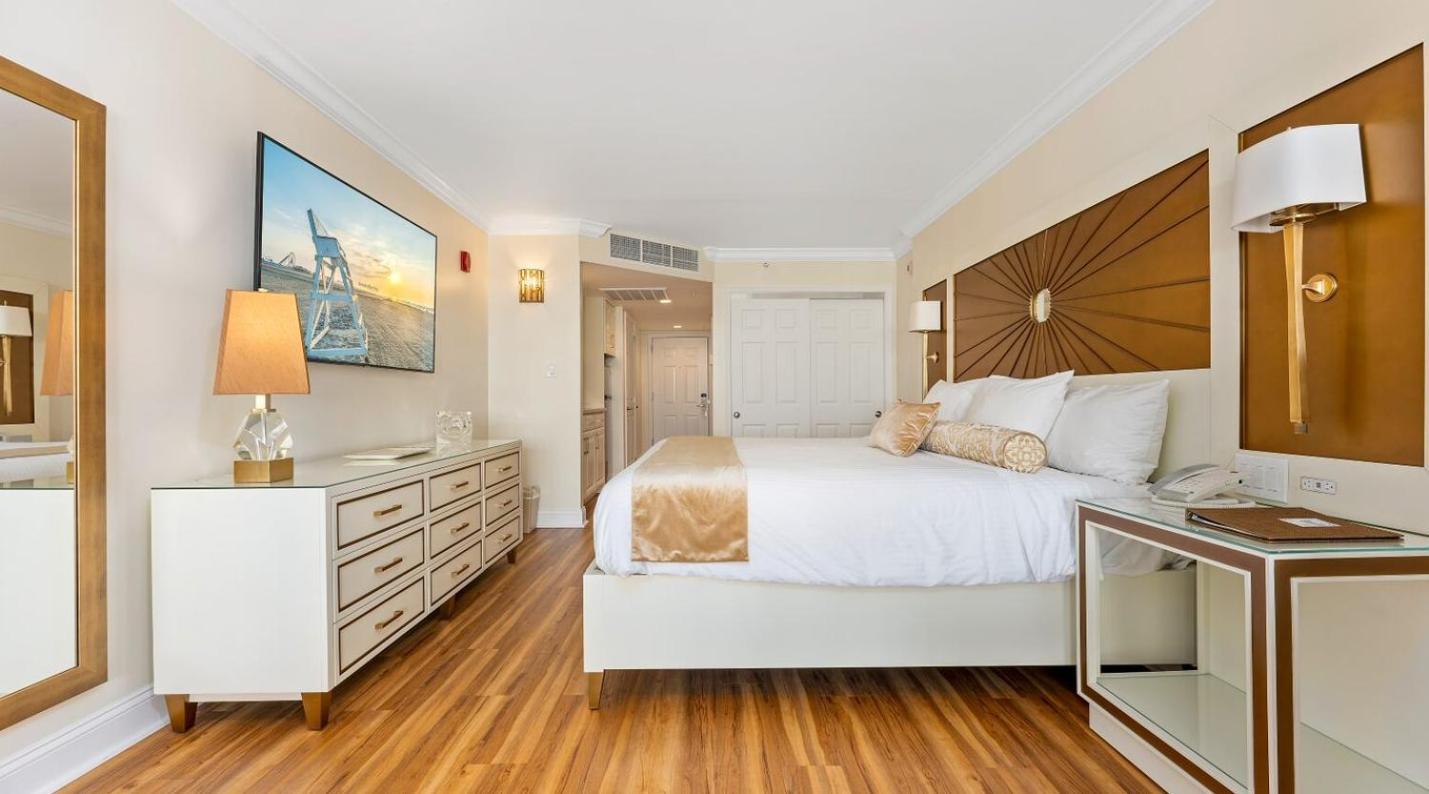 Deluxe Double Room with Side Sea View