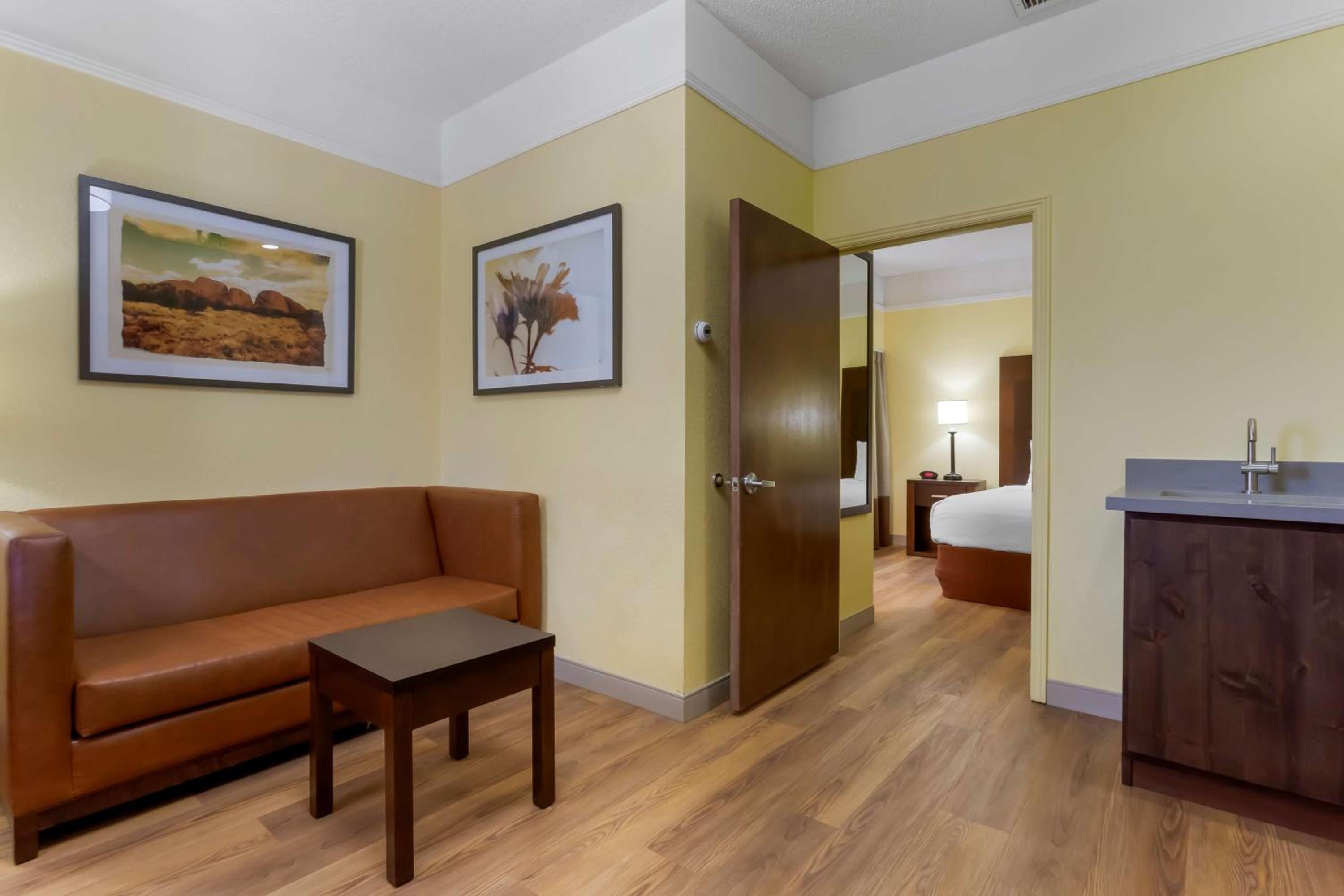 Mini Queen Suite - Non-Smoking - Photo 2
