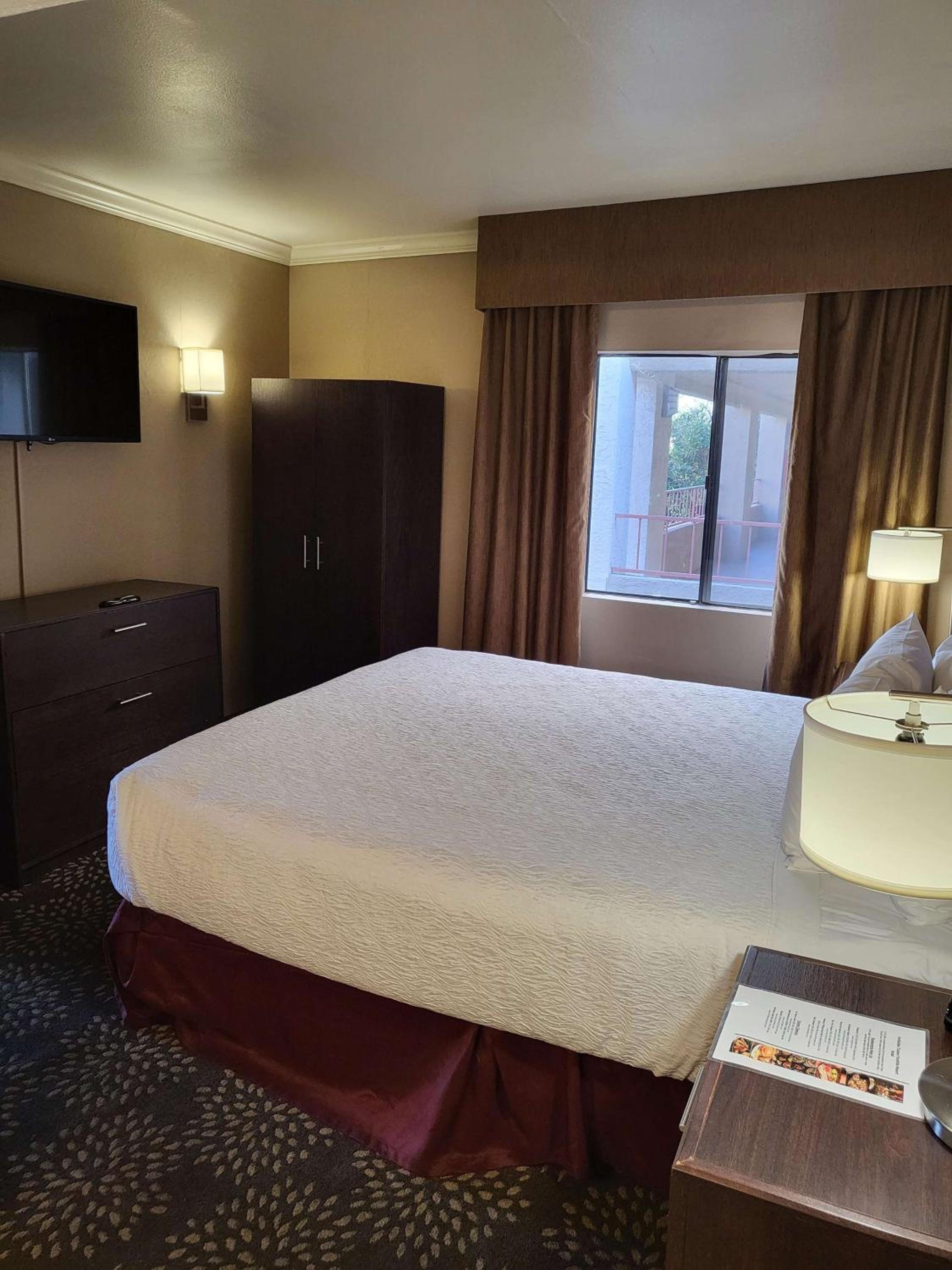 King Suite with Sofa Bed - Non-Smoking - Photo 2