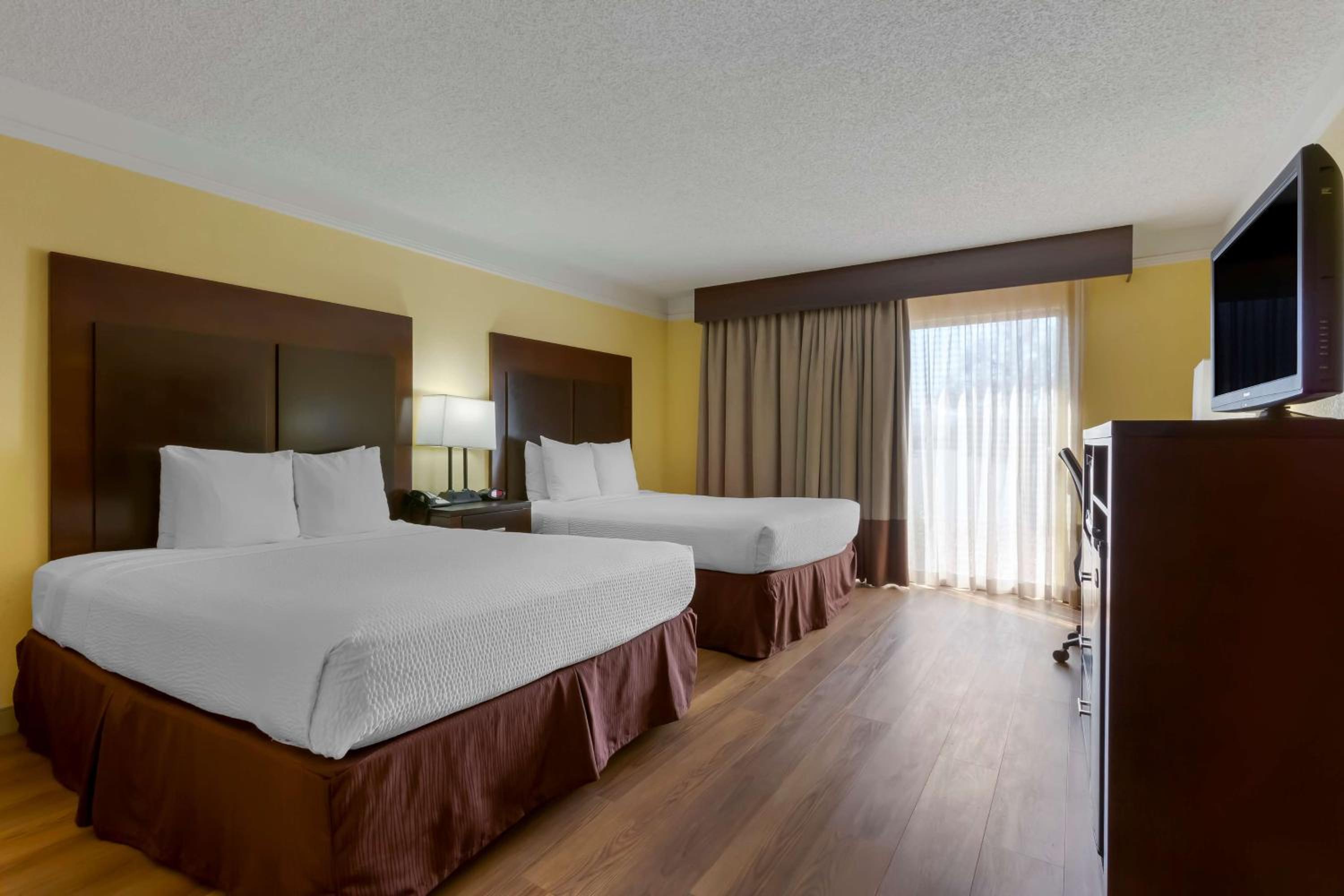 Queen Room with Two Queen Beds - Photo 3