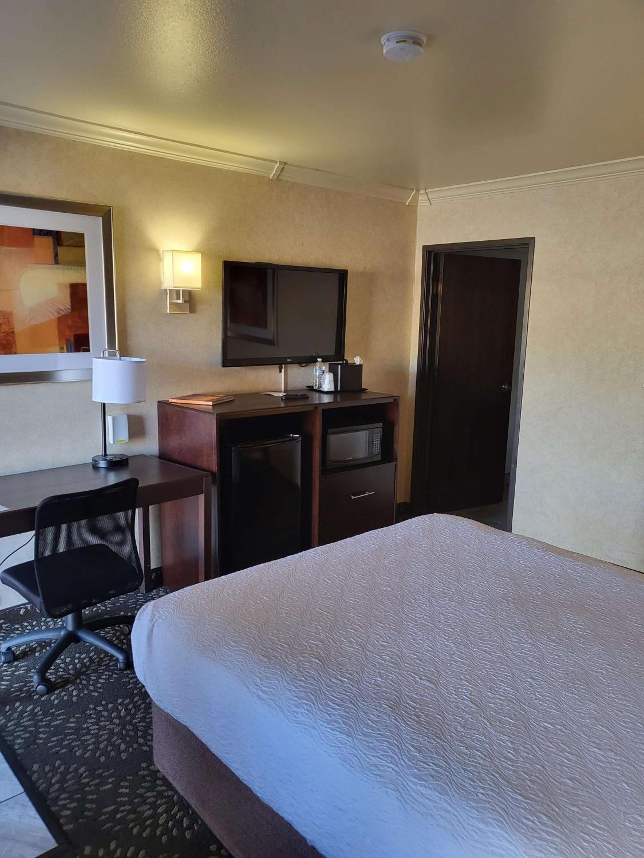 Queen Room with Walk-In Shower - Disability Access - Photo 2