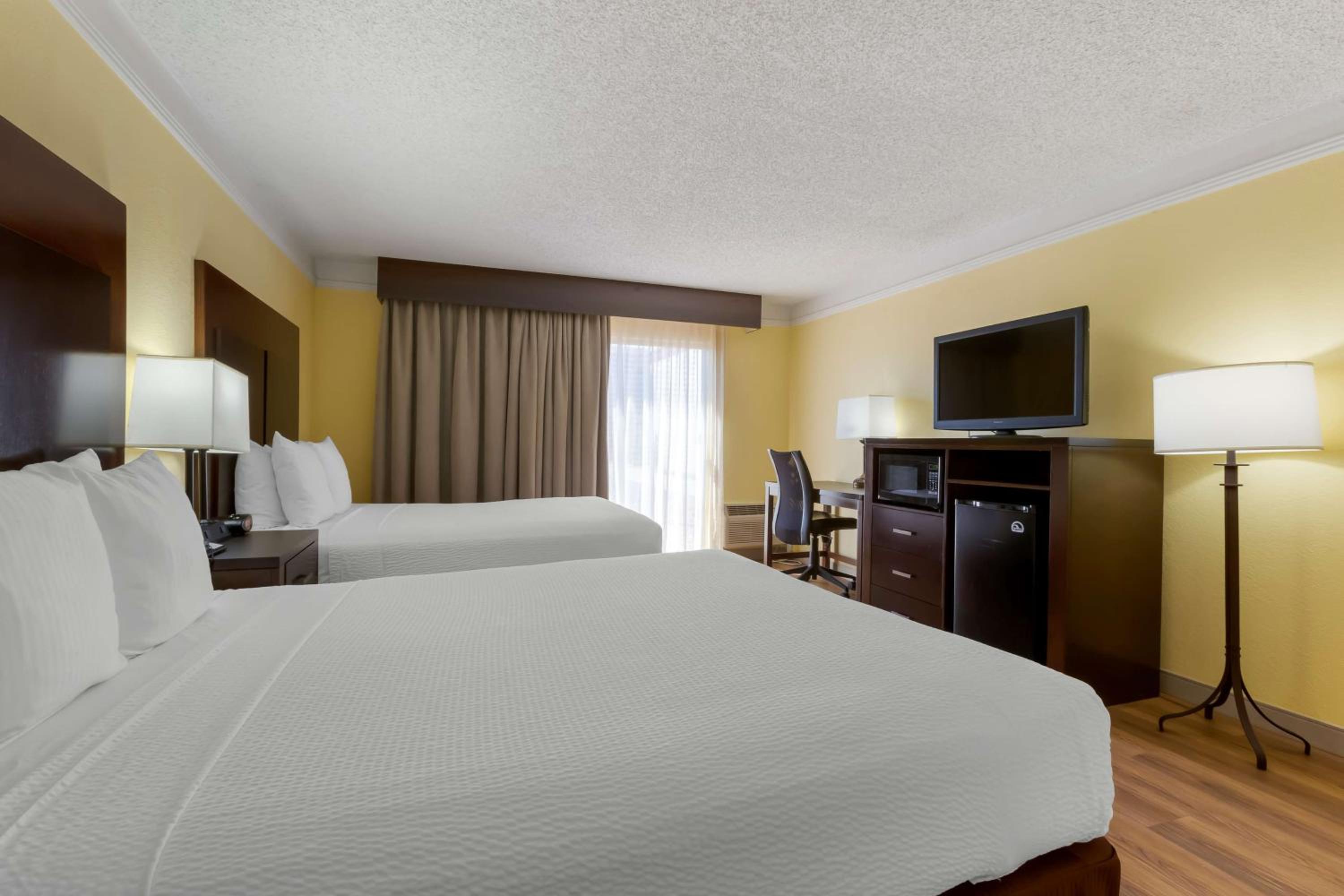Queen Room with Two Queen Beds - Photo 2