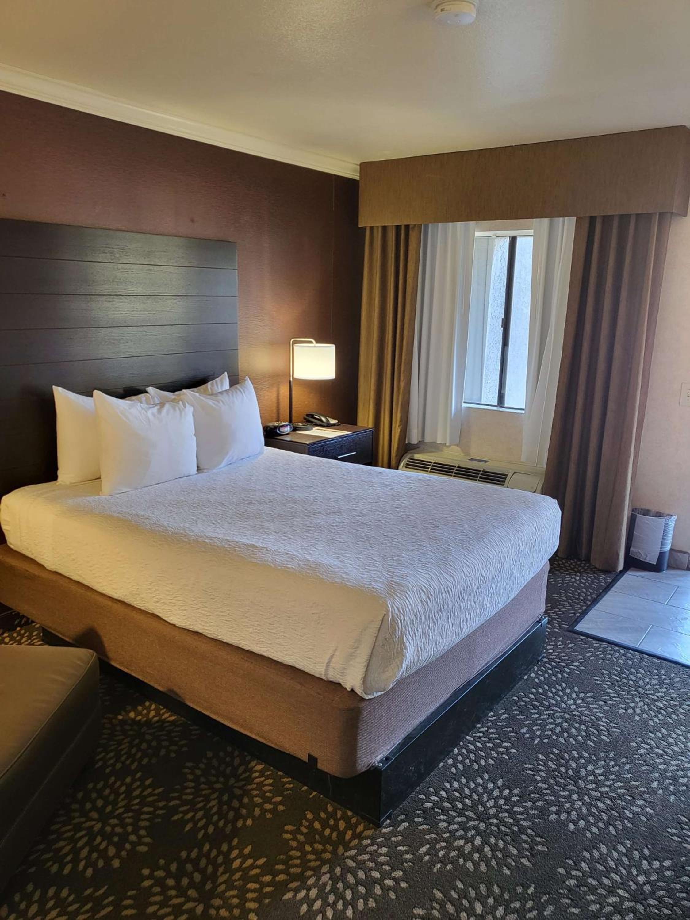 Queen Room with Walk-In Shower - Disability Access - Photo 6