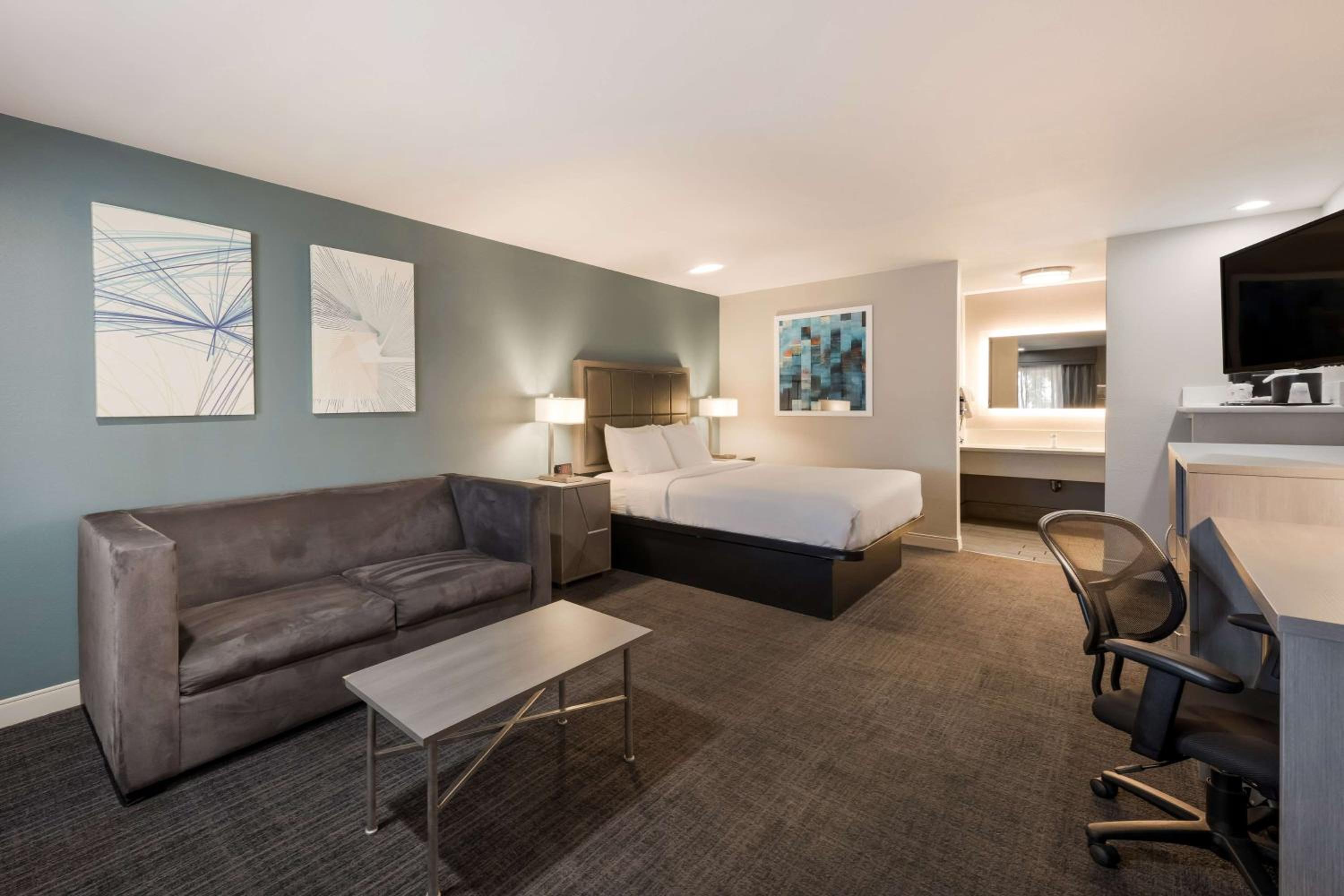 Queen Room with Sofa Bed photo 1