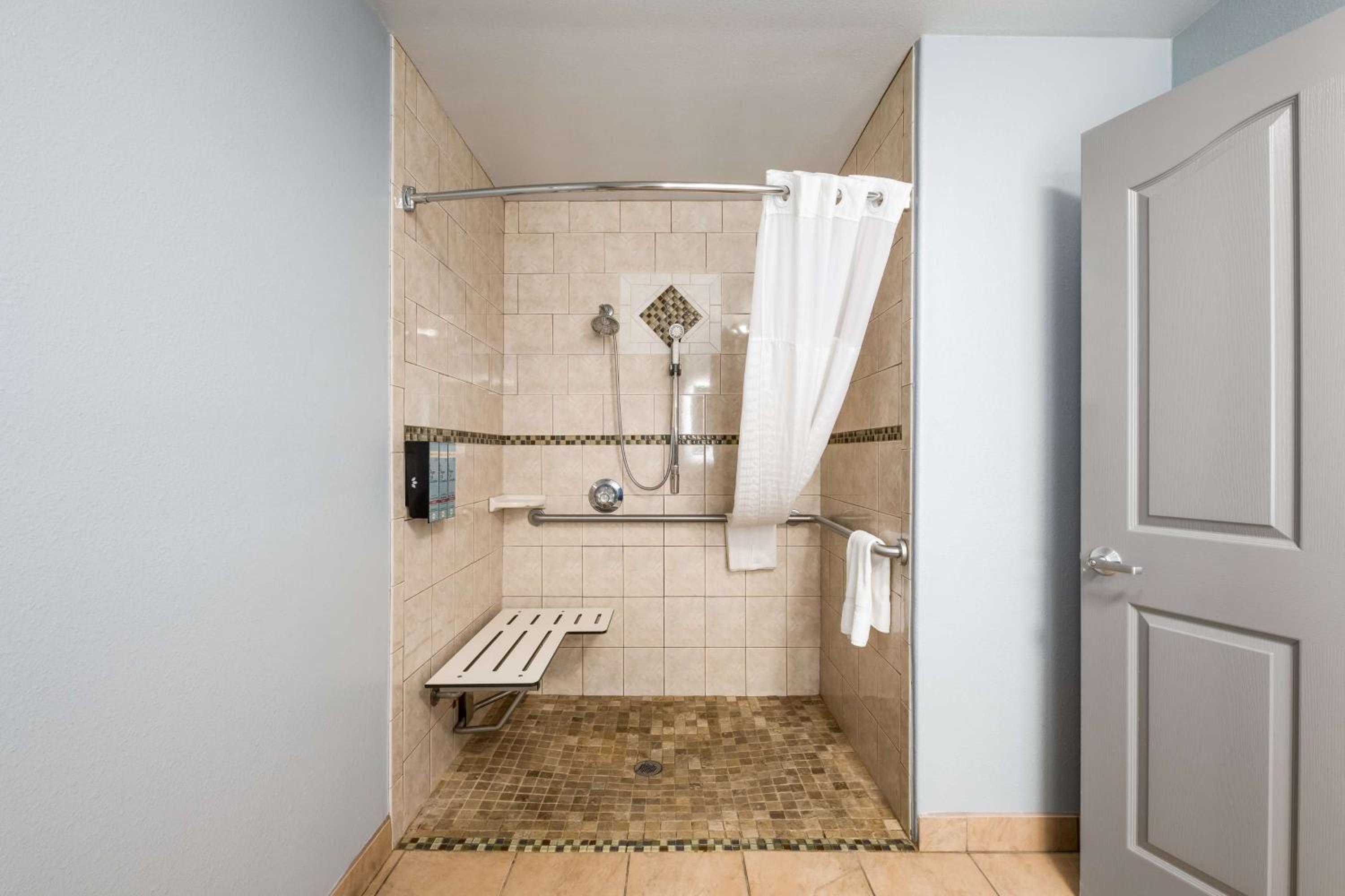 Queen Room with Mobility Accessible Roll-In Shower photo 2