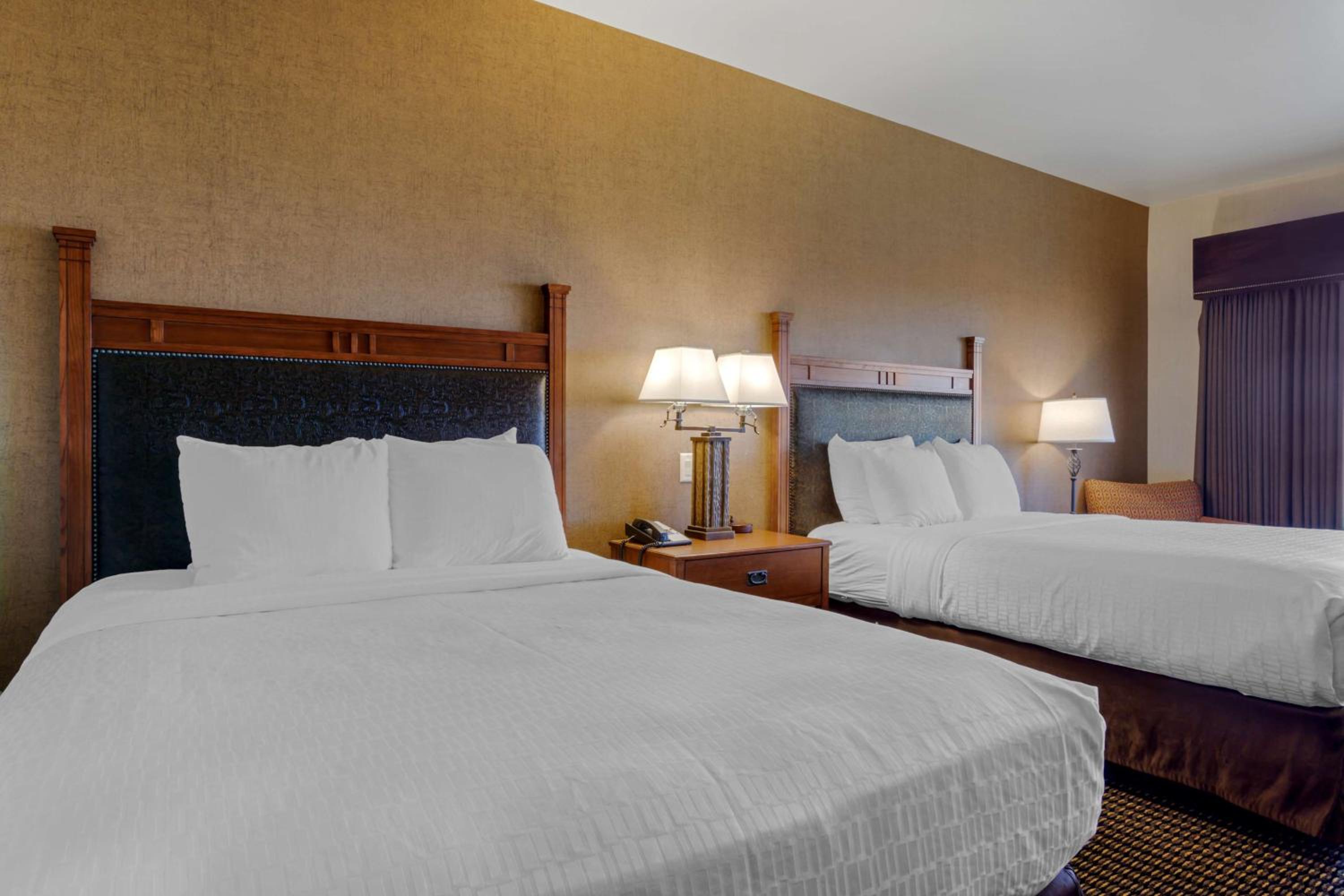 Queen Suite with Two Queen Beds with Sofa Bed - Non-smoking - Photo 2