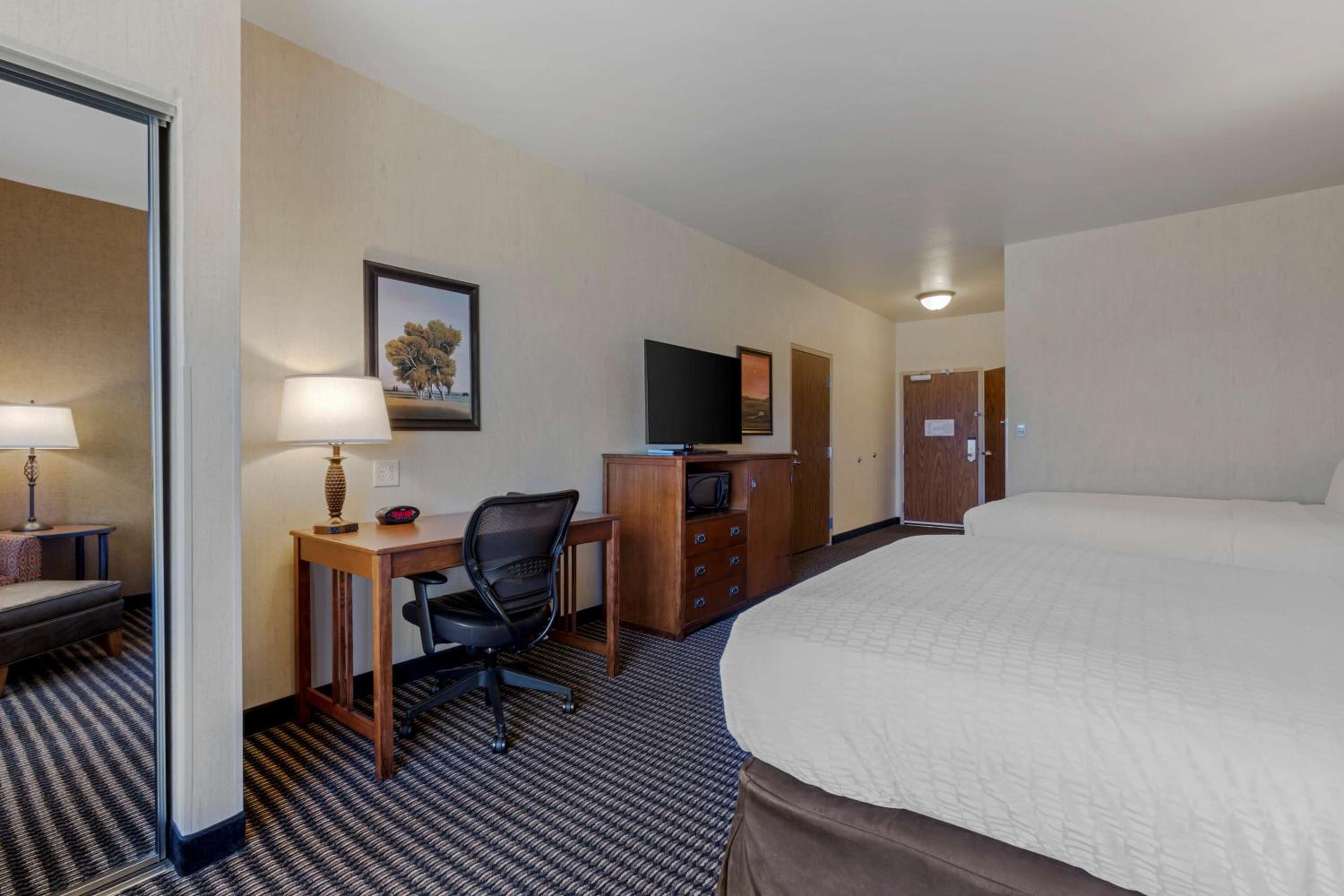Queen Suite with Two Queen Beds with Sofa Bed - Non-smoking - Photo 3