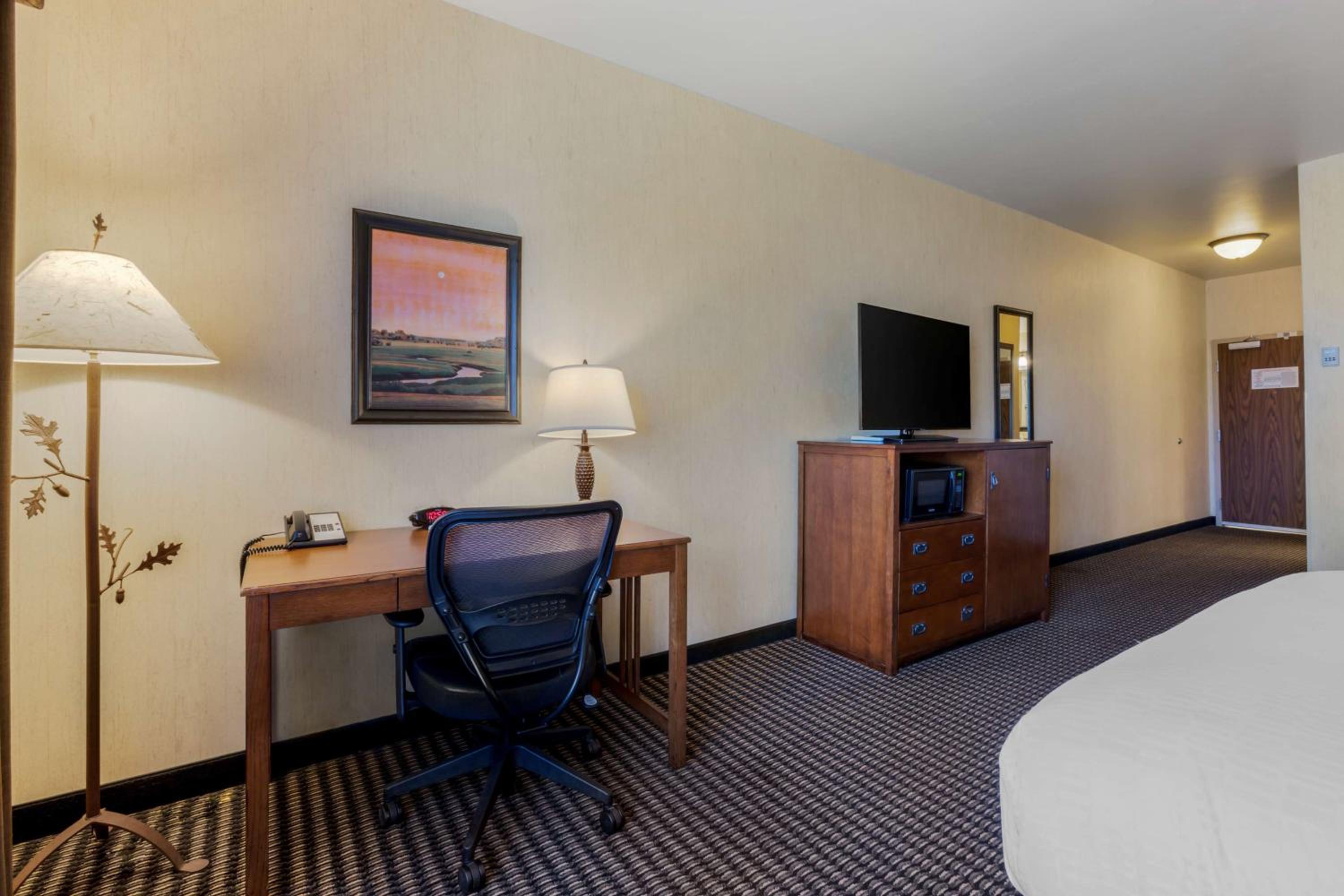 Queen Room with Two Queen Beds - Non-Smoking - Photo 3