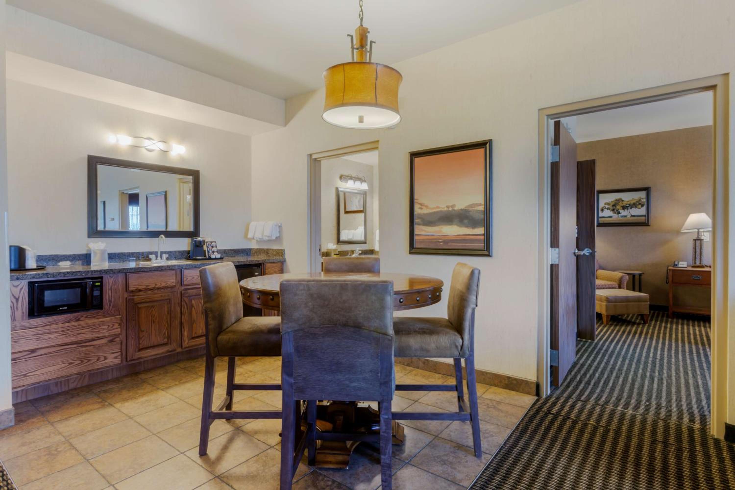 King Suite with Sofa Bed - Non Smoking - Photo 2