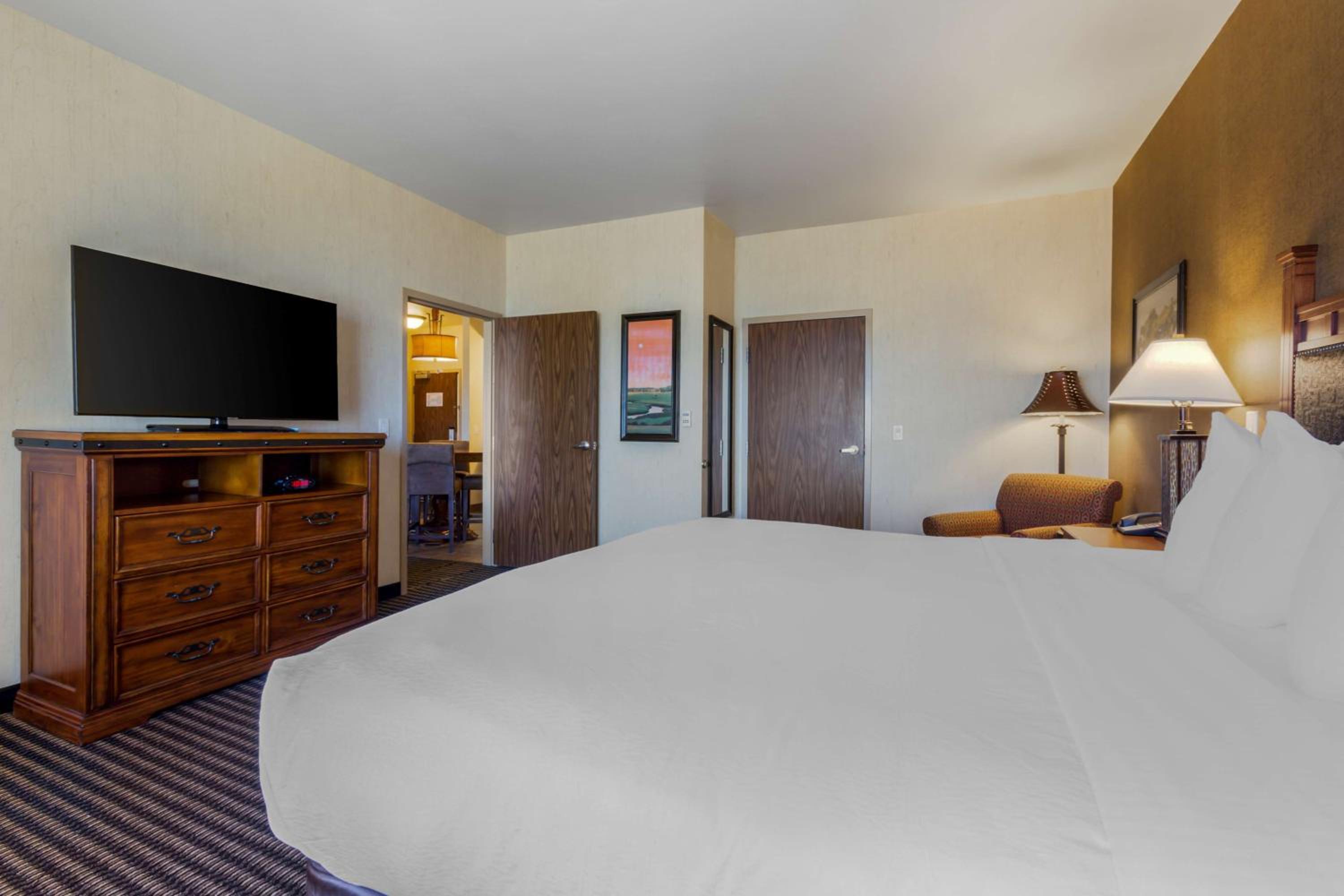 King Suite with Sofa Bed - Non Smoking - Photo 4