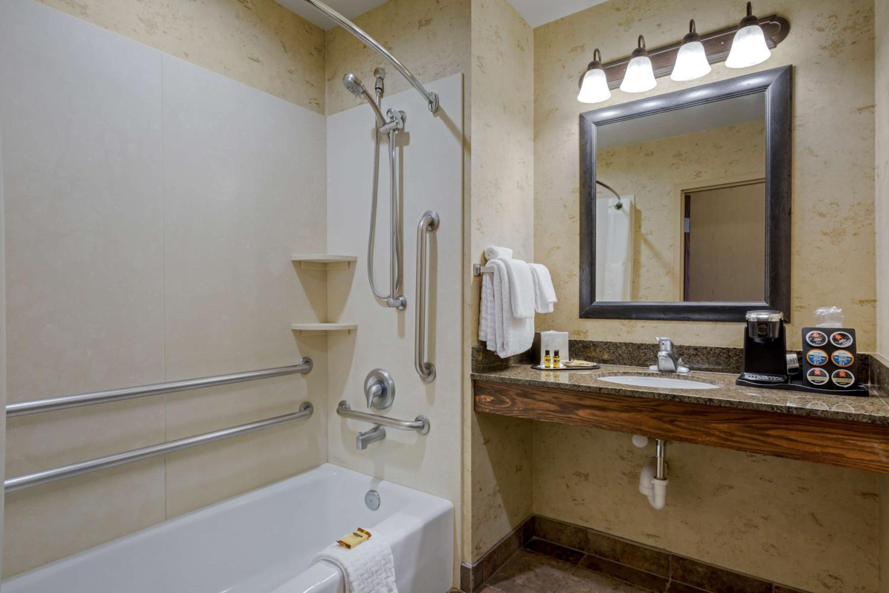Queen Room with Two Queen Beds - Disability Access - Photo 4