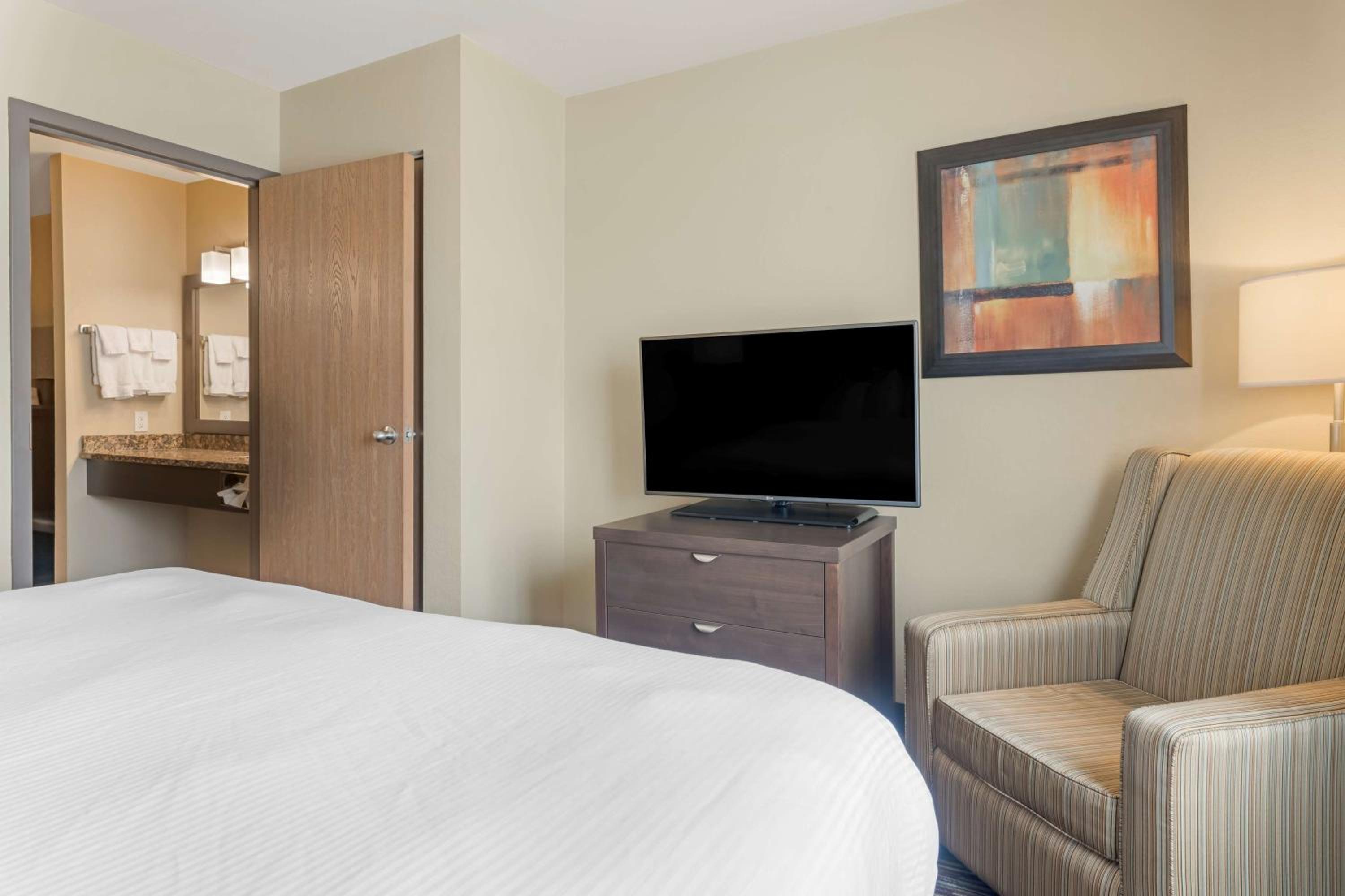 Two-Room King Suite - Non-Smoking - Photo 2