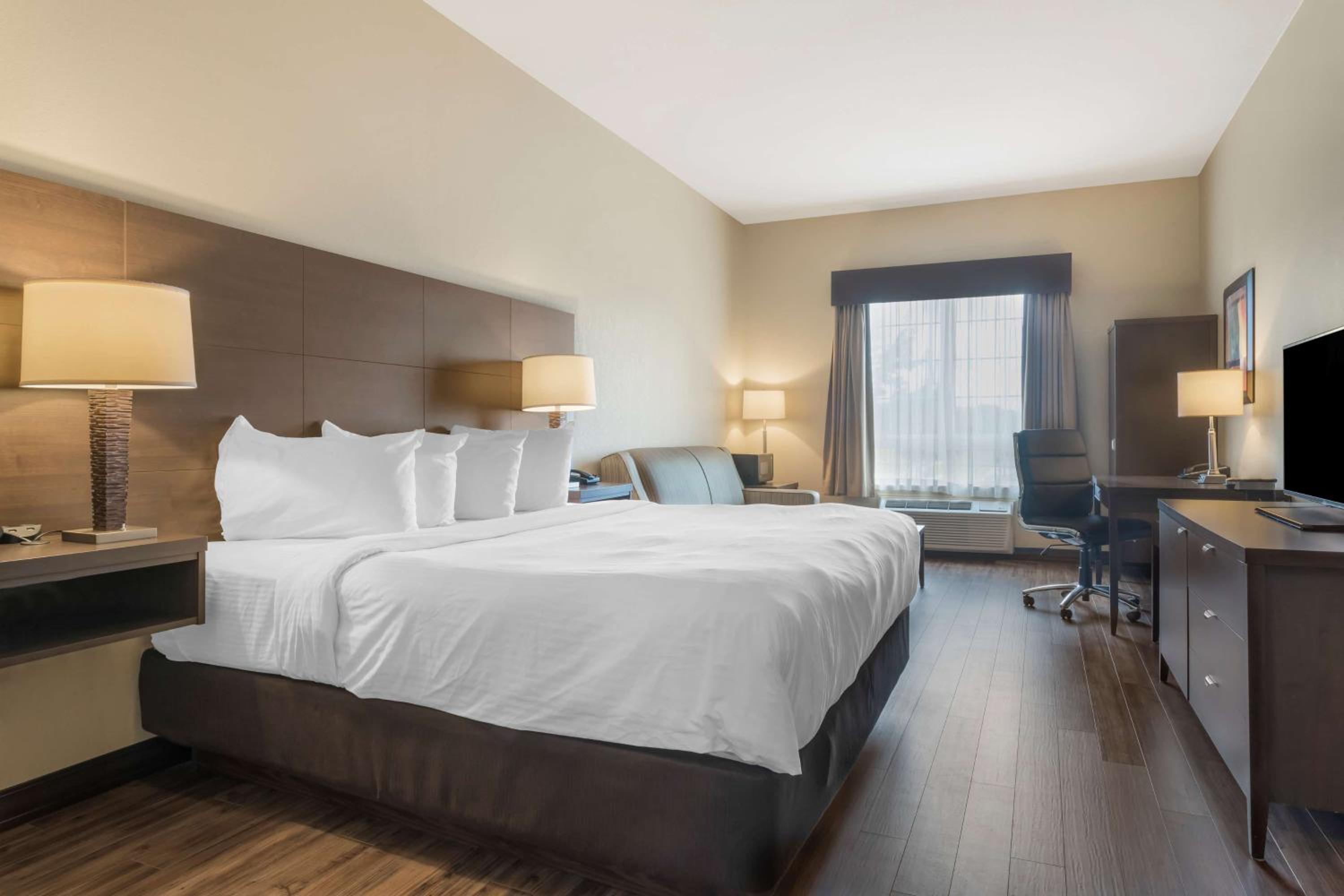 King Room with Sofa Bed - Non-Smoking - Photo 5