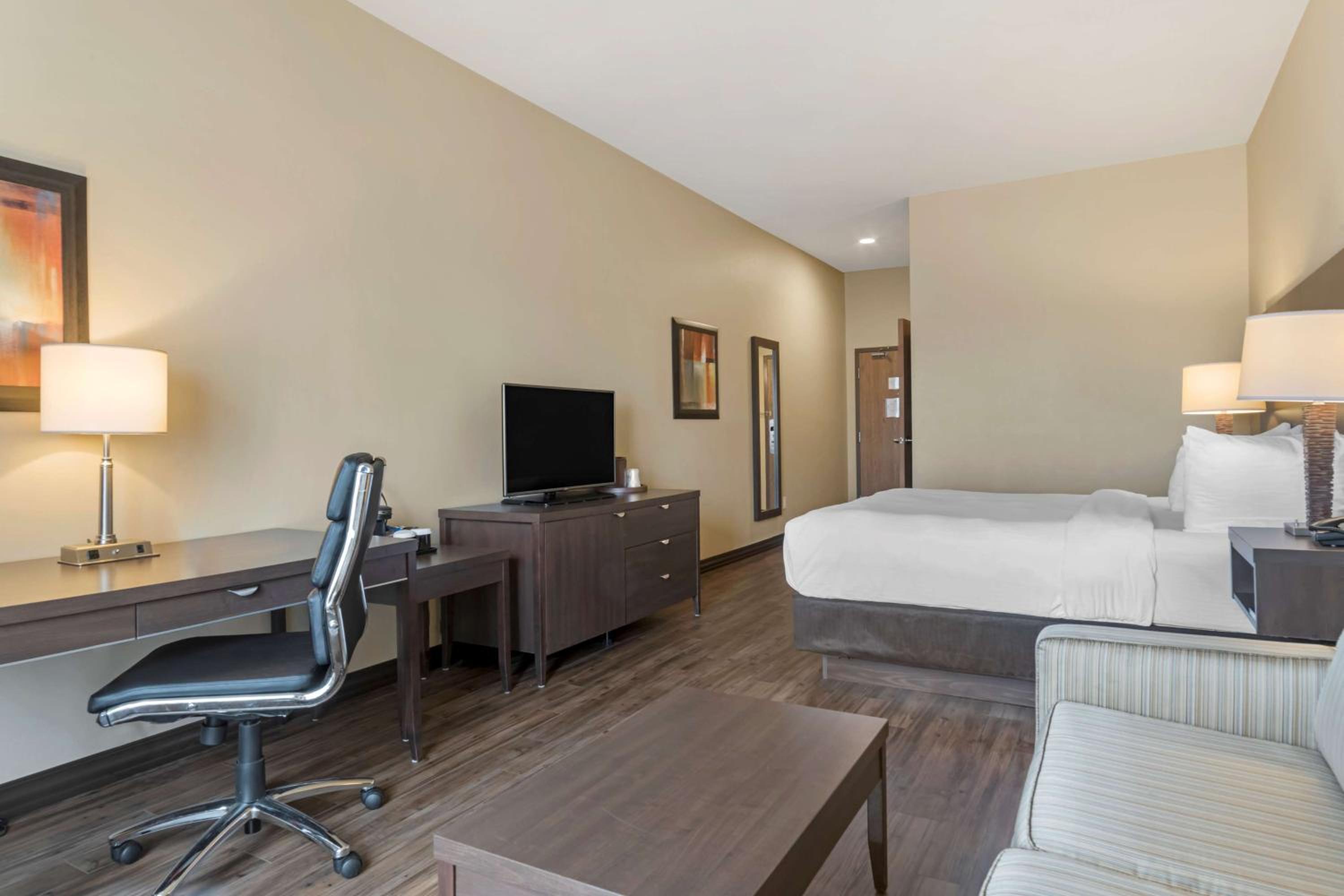 King Room with Sofa Bed - Non-Smoking - Photo 4