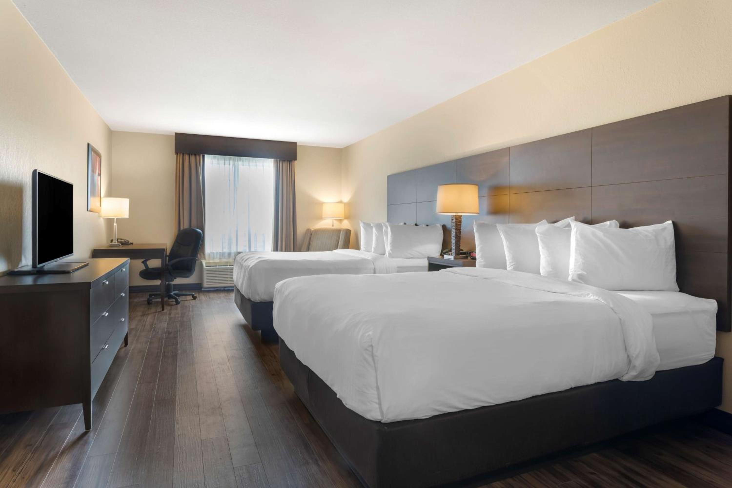 Queen Room with Two Queen Beds - Non-Smoking - Photo 9