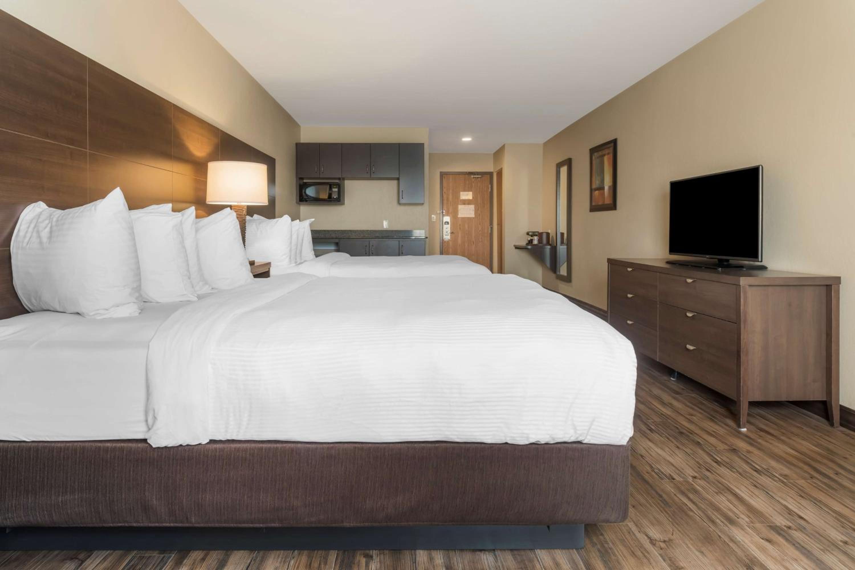 Queen Room with Two Queen Beds - Non-Smoking - Photo 3