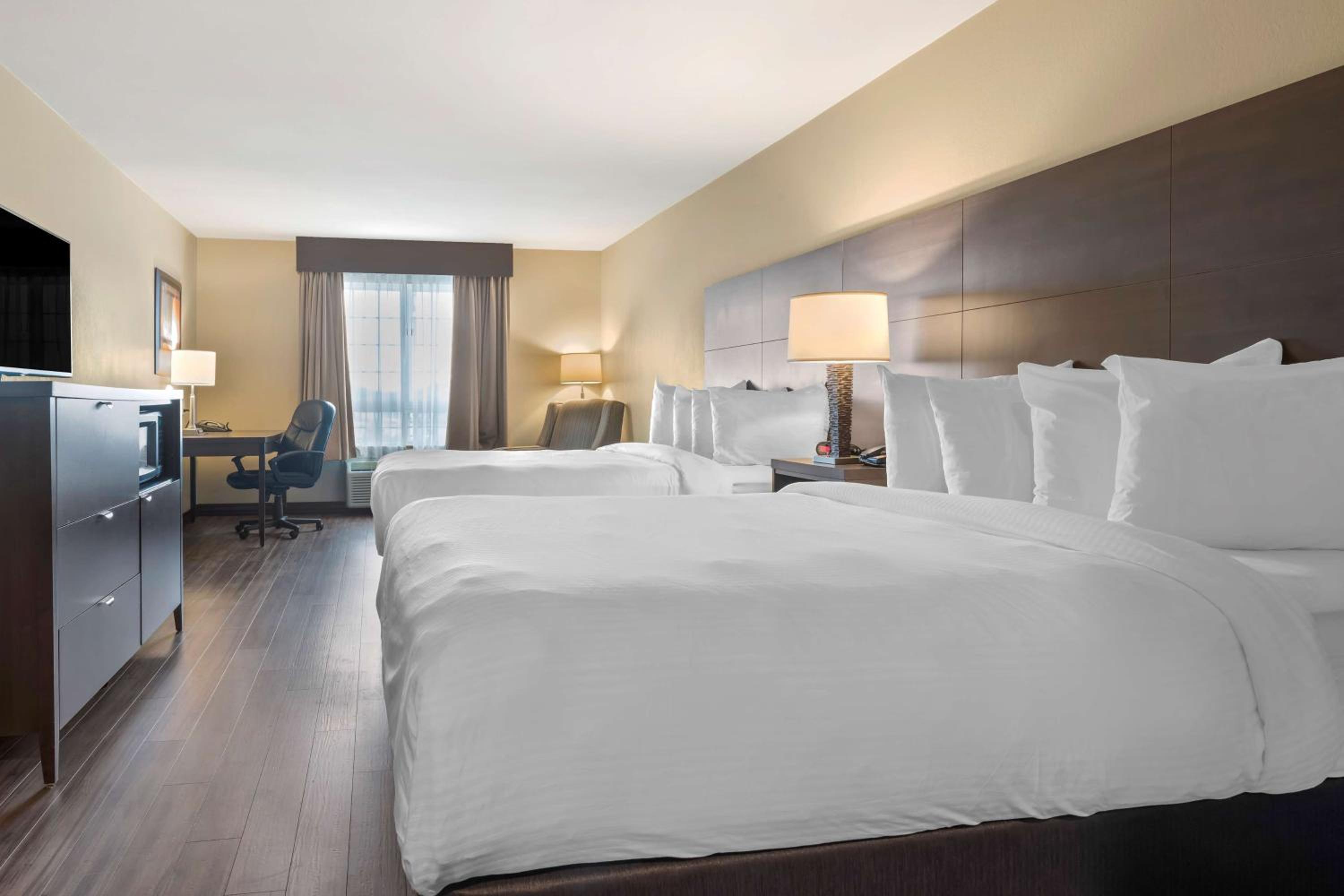 Queen Room with Two Queen Beds - Non-Smoking - Photo 4