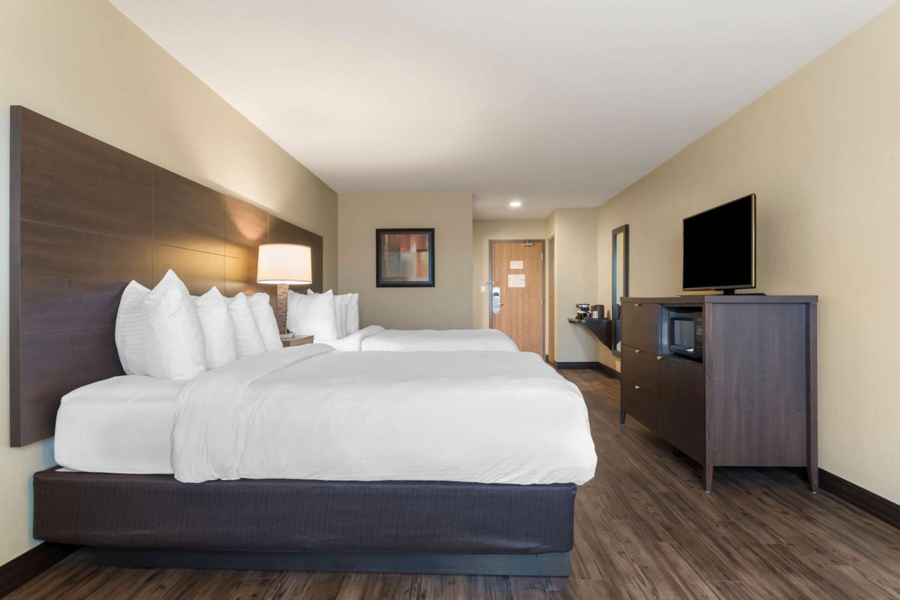 Queen Room with Two Queen Beds - Non-Smoking - Photo 6