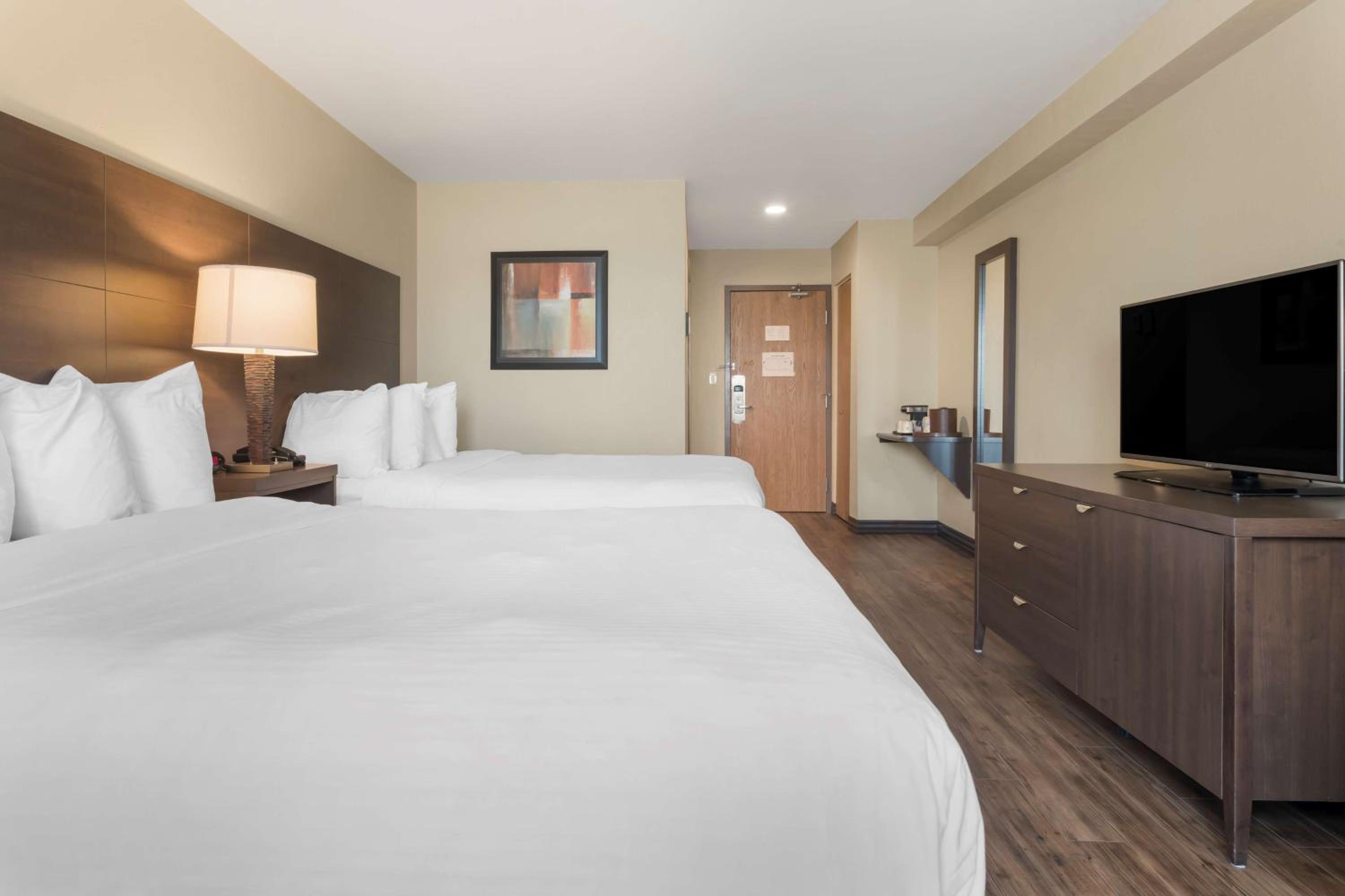 Queen Room with Two Queen Beds - Non-Smoking - Photo 7