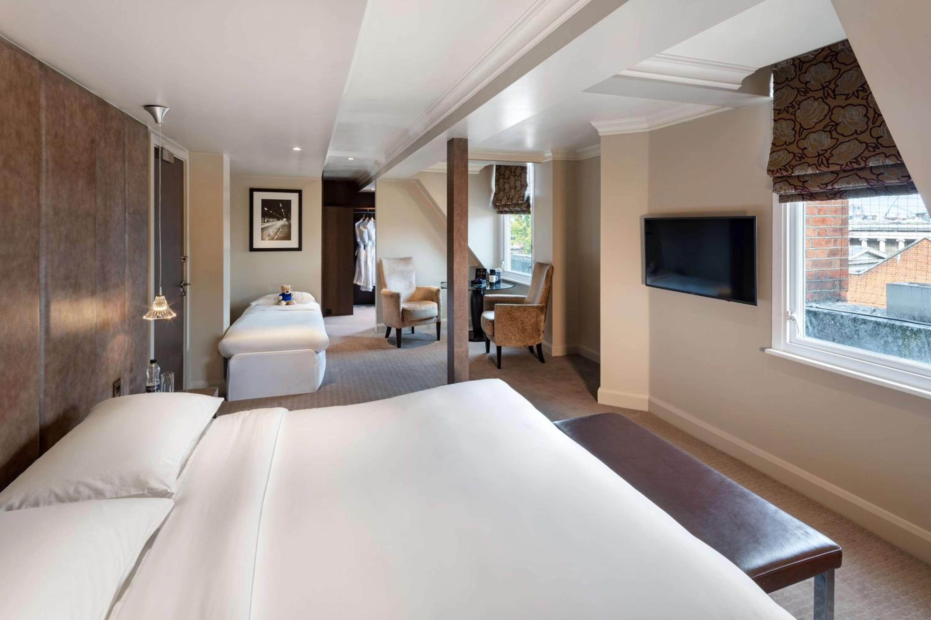 Deluxe Premium Room thumbnail 6
