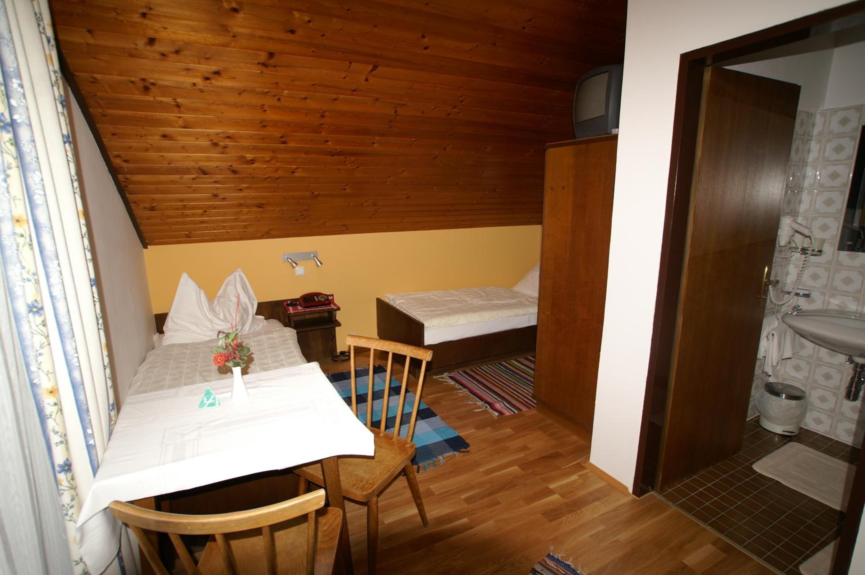 Twin Room - Photo 4