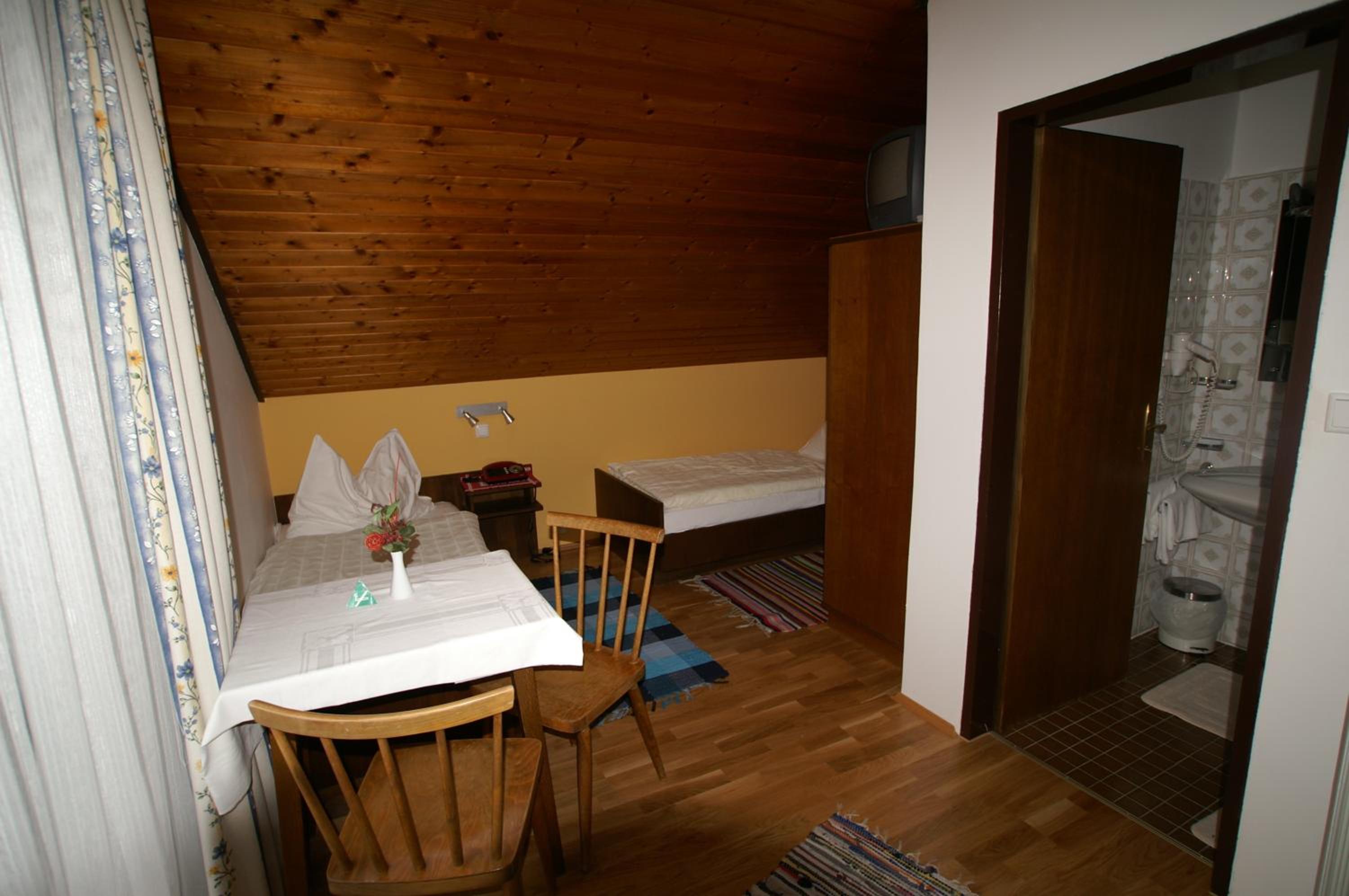 Twin Room - Photo 2