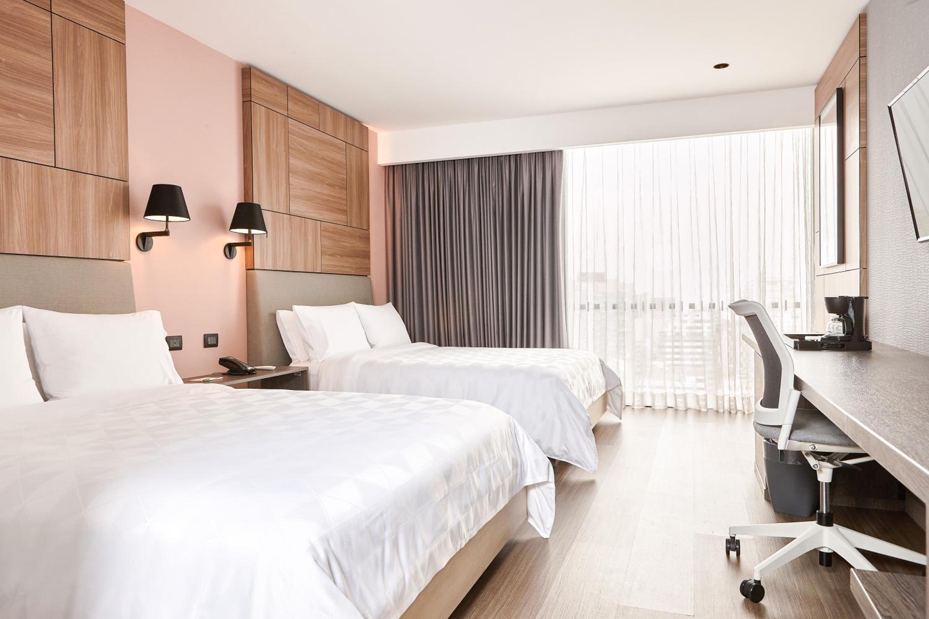 Standard Room with Two Queen Beds - Photo 7