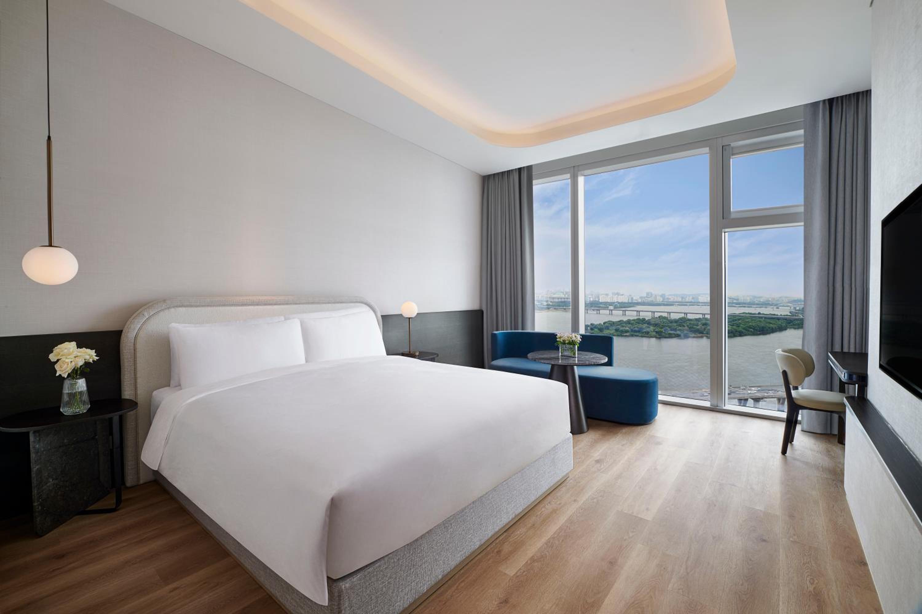 Premier River with 1 King Bed, River View - Photo 3