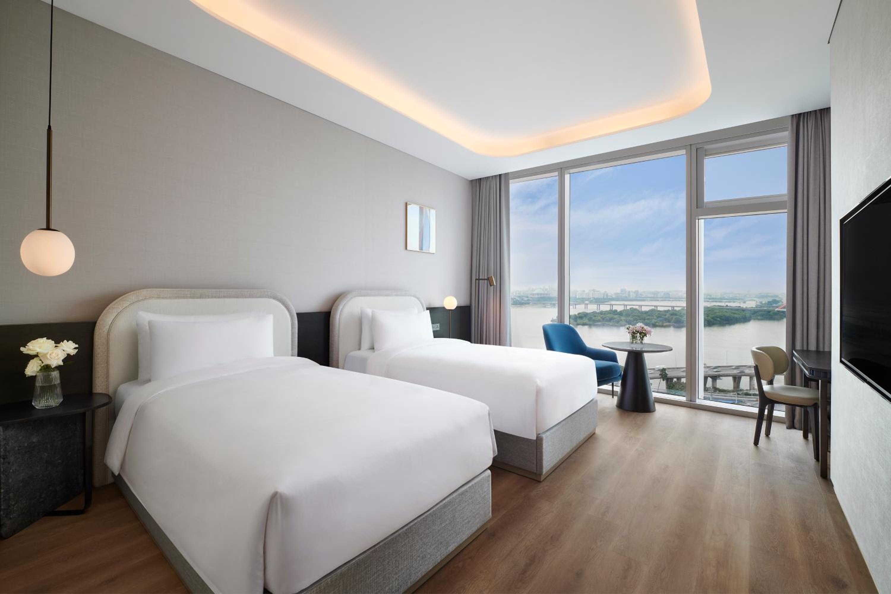 Deluxe River with 2 Single Beds, River View - Photo 2