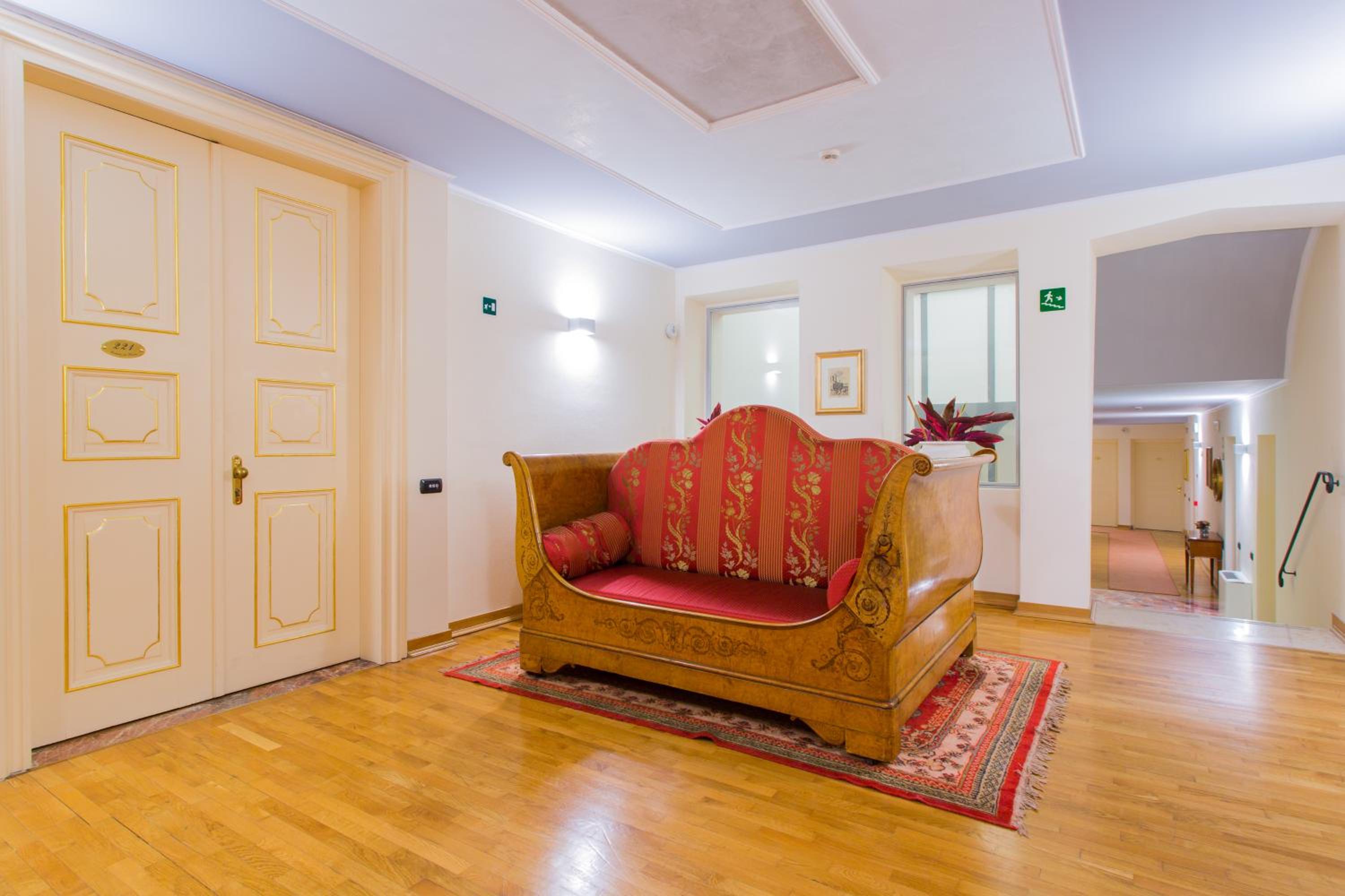 Suite - Photo 5