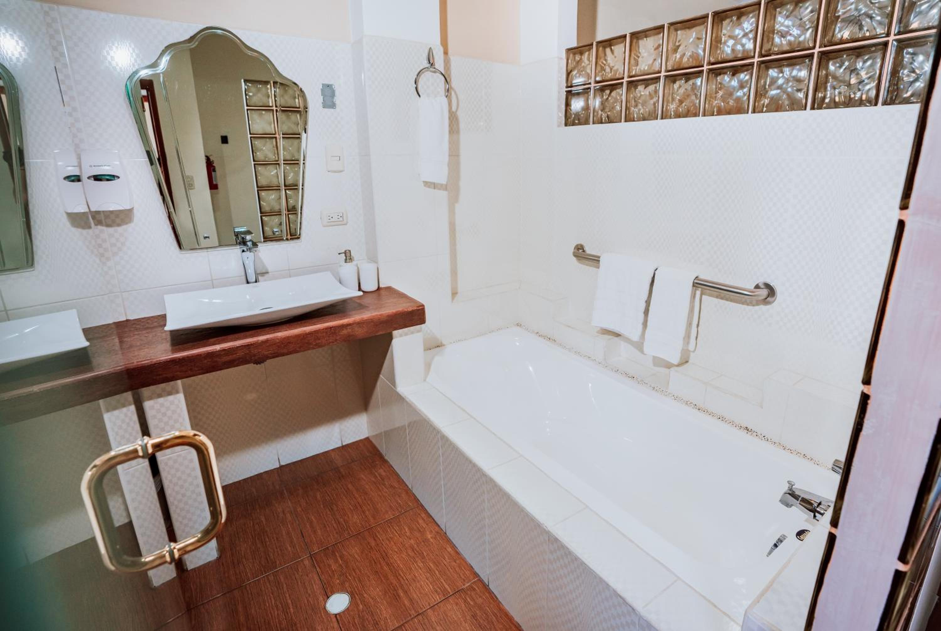 Deluxe Double or Twin Room photo 3