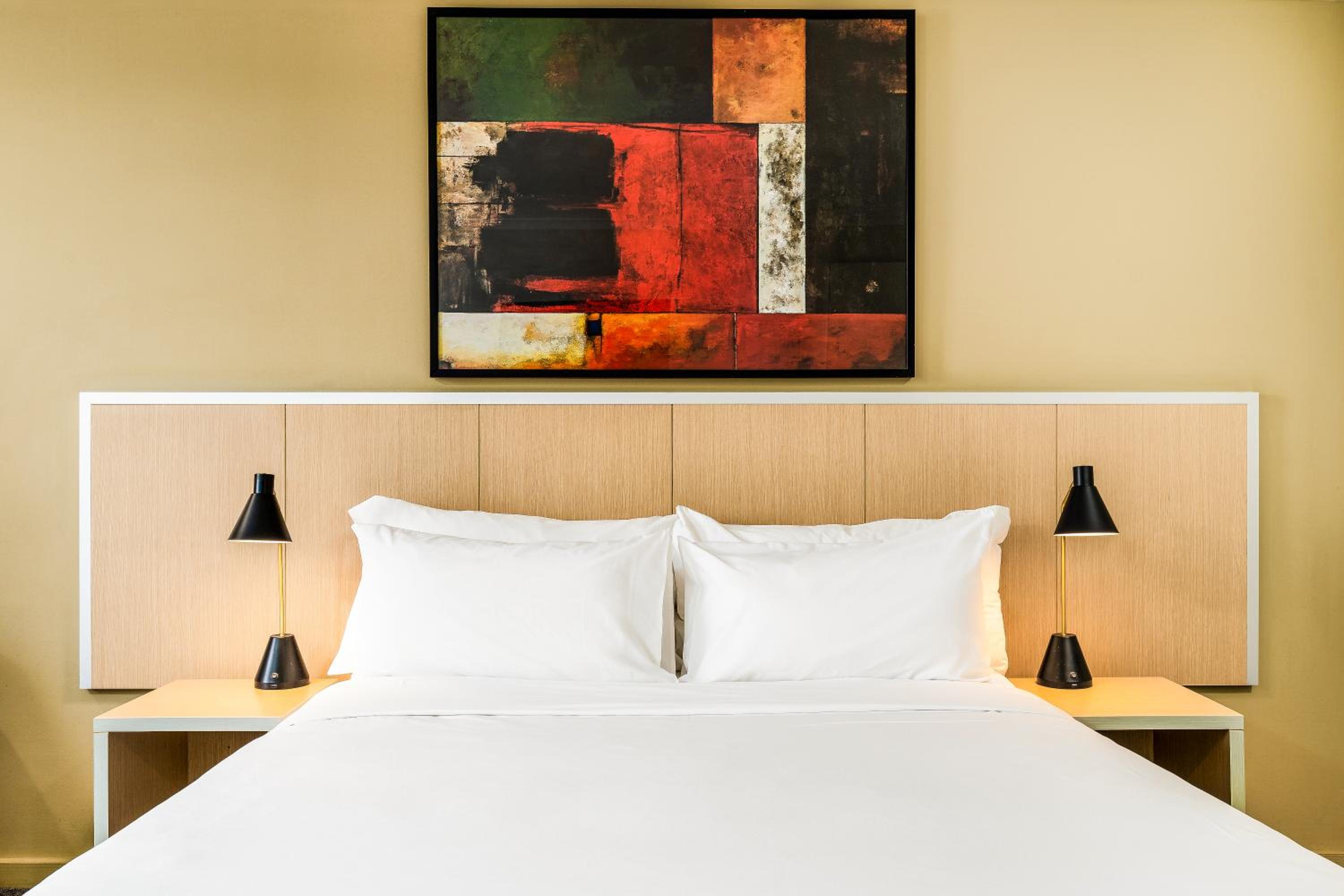 Standard Queen Room - City Side - Photo 4
