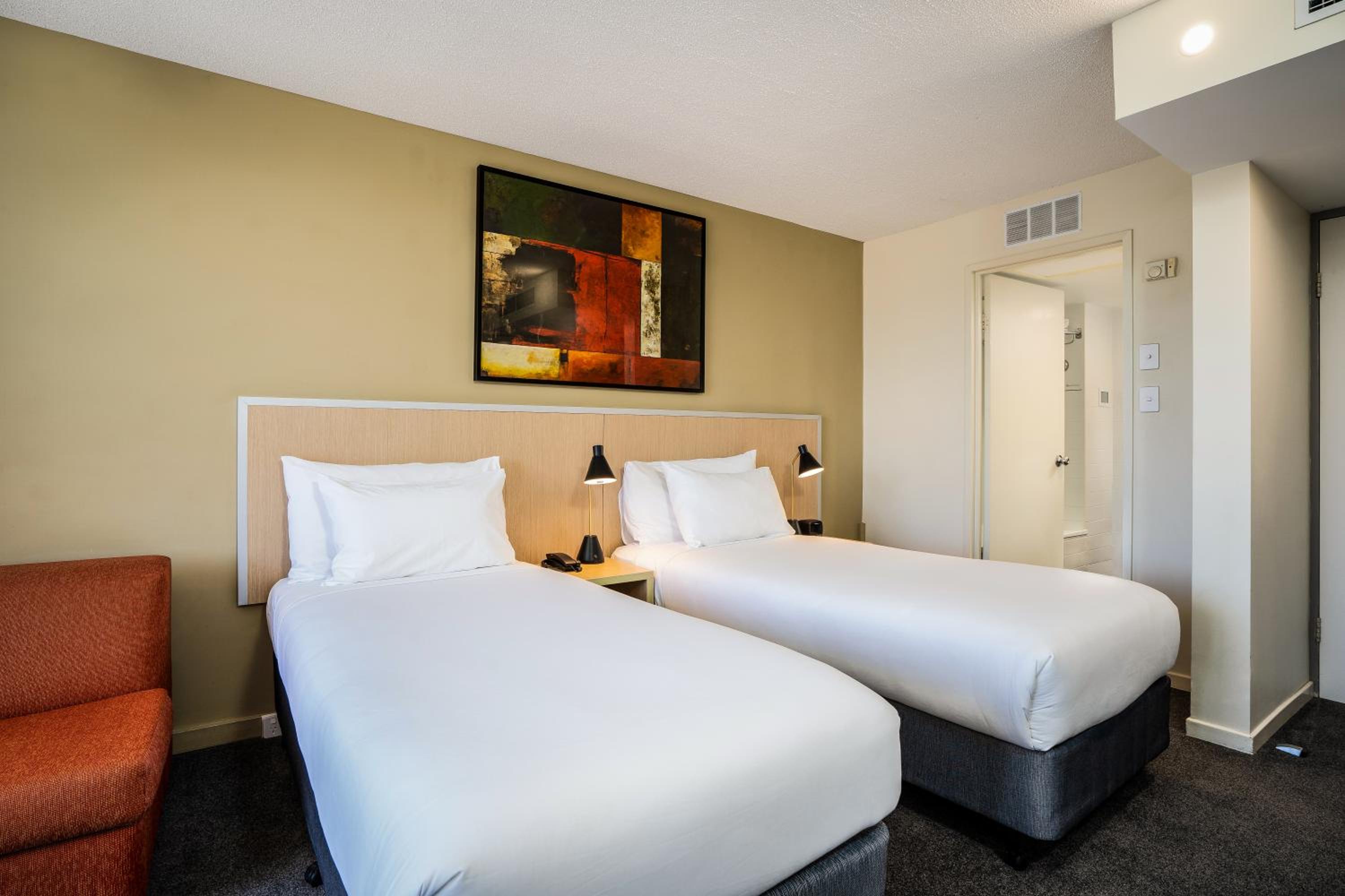 Standard Queen Room - City Side - Photo 3