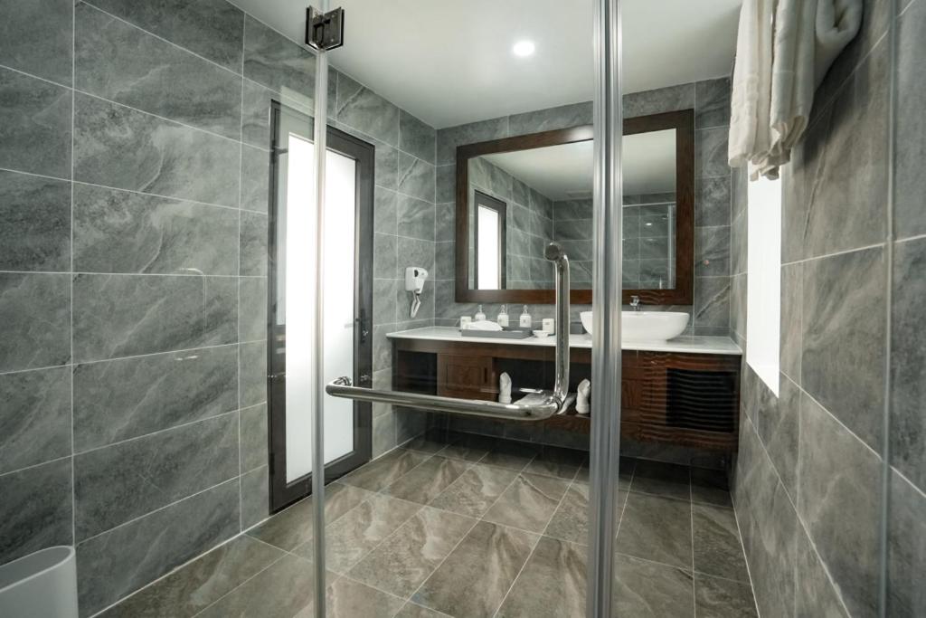 Deluxe Double or Twin Room with Pool View - Photo 8