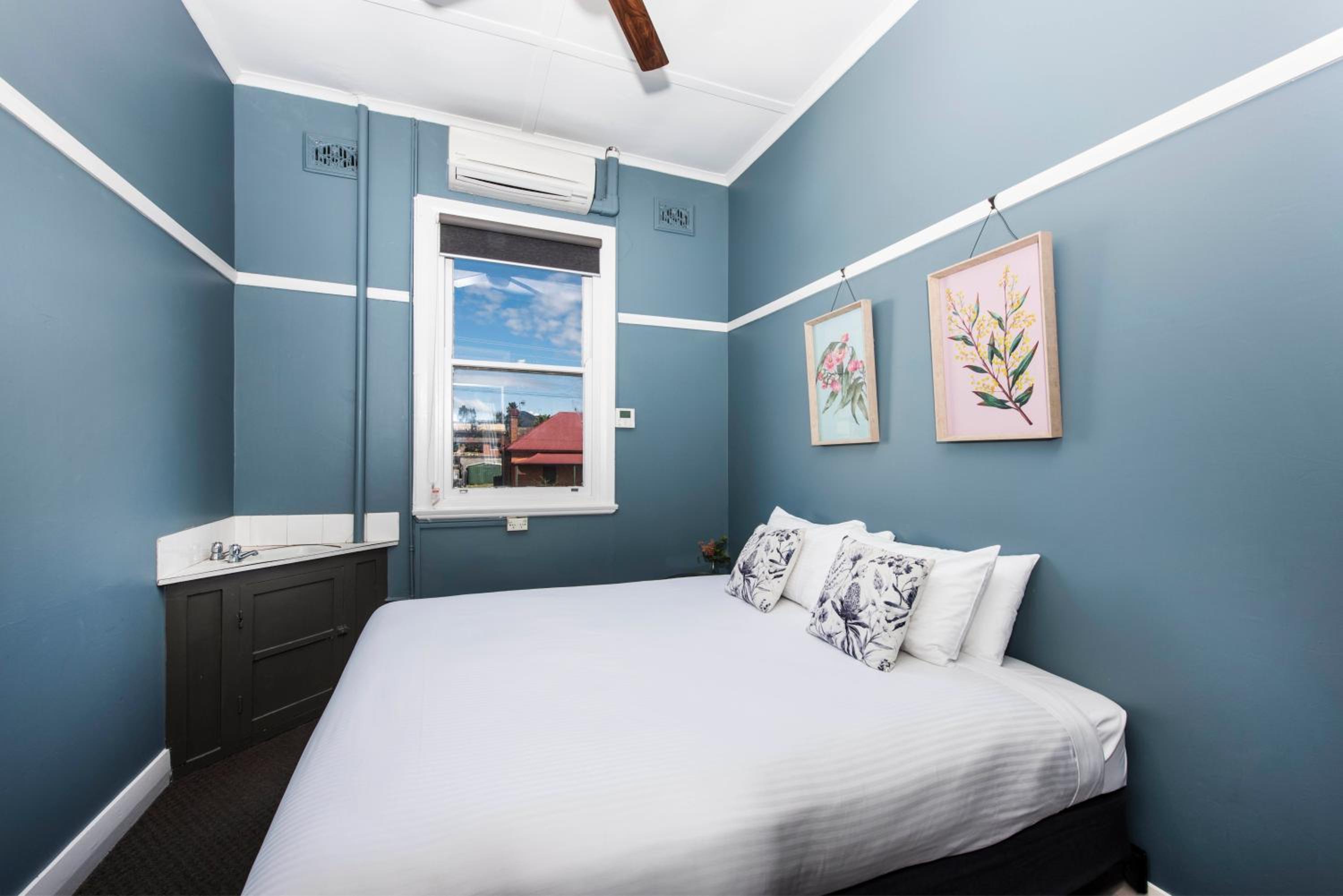 Queen Room with Shared Bathroom photo 3