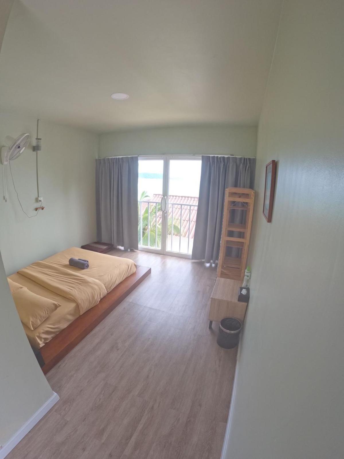 Queen Room with Sea View - Photo 4