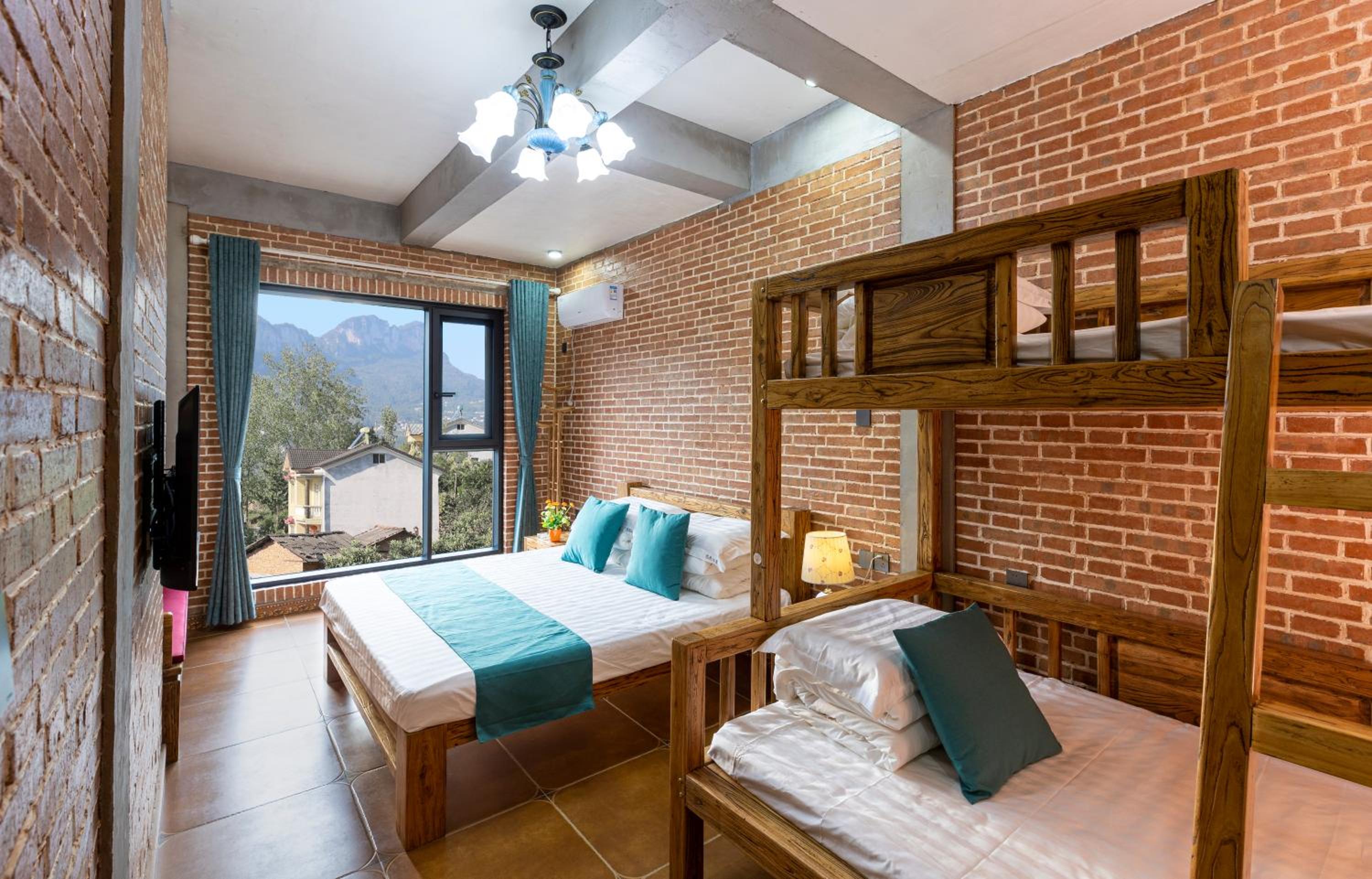 Mountain View Family Room photo 1