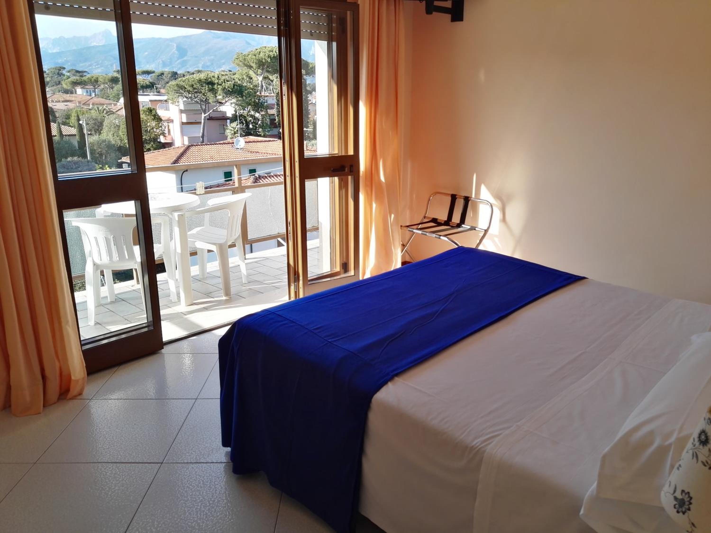 Double Room with Balcony - Photo 18